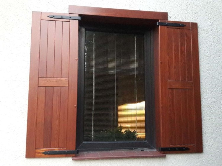 Półka drewniana na wino