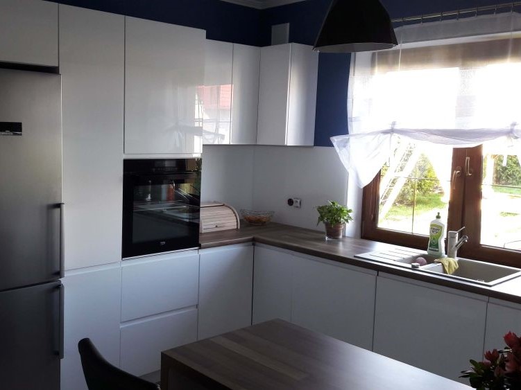 Meble łazienkowe na wymiar pod umywalkę