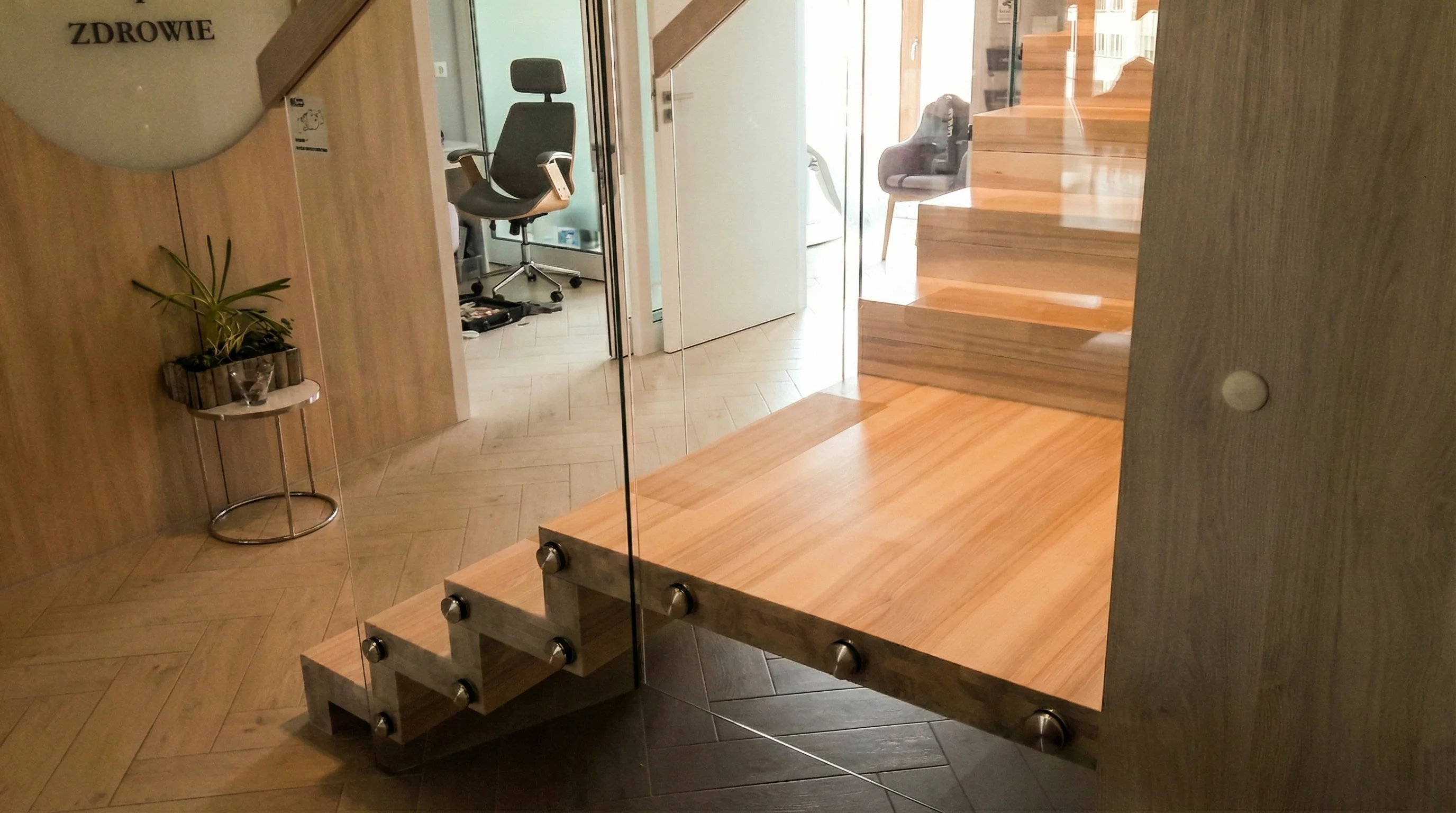 Jasne drewno jesionowe na schodach