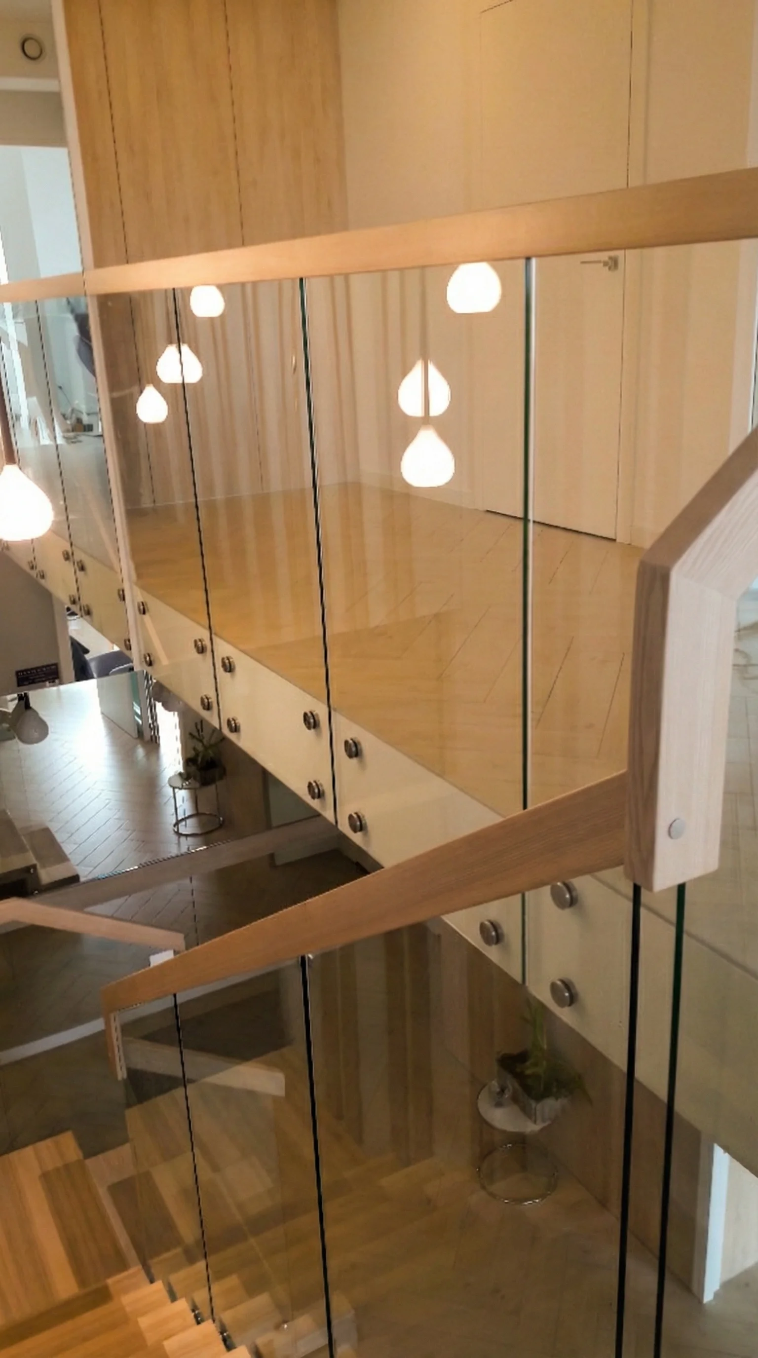 Nowoczesne wnętrze ze schodami dywanowymi