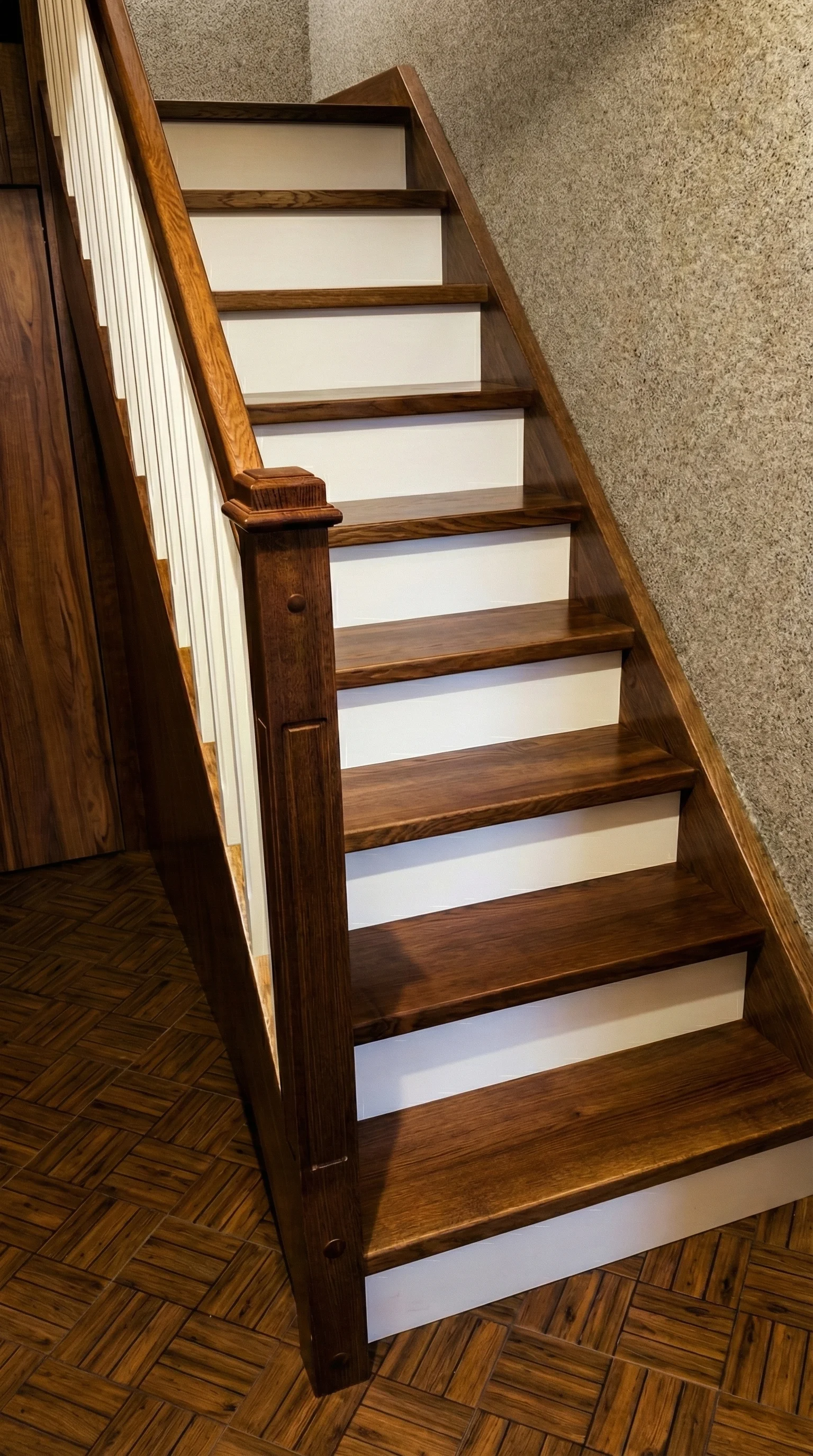 Schody dębowe z białymi podstopnicami widok ogólny