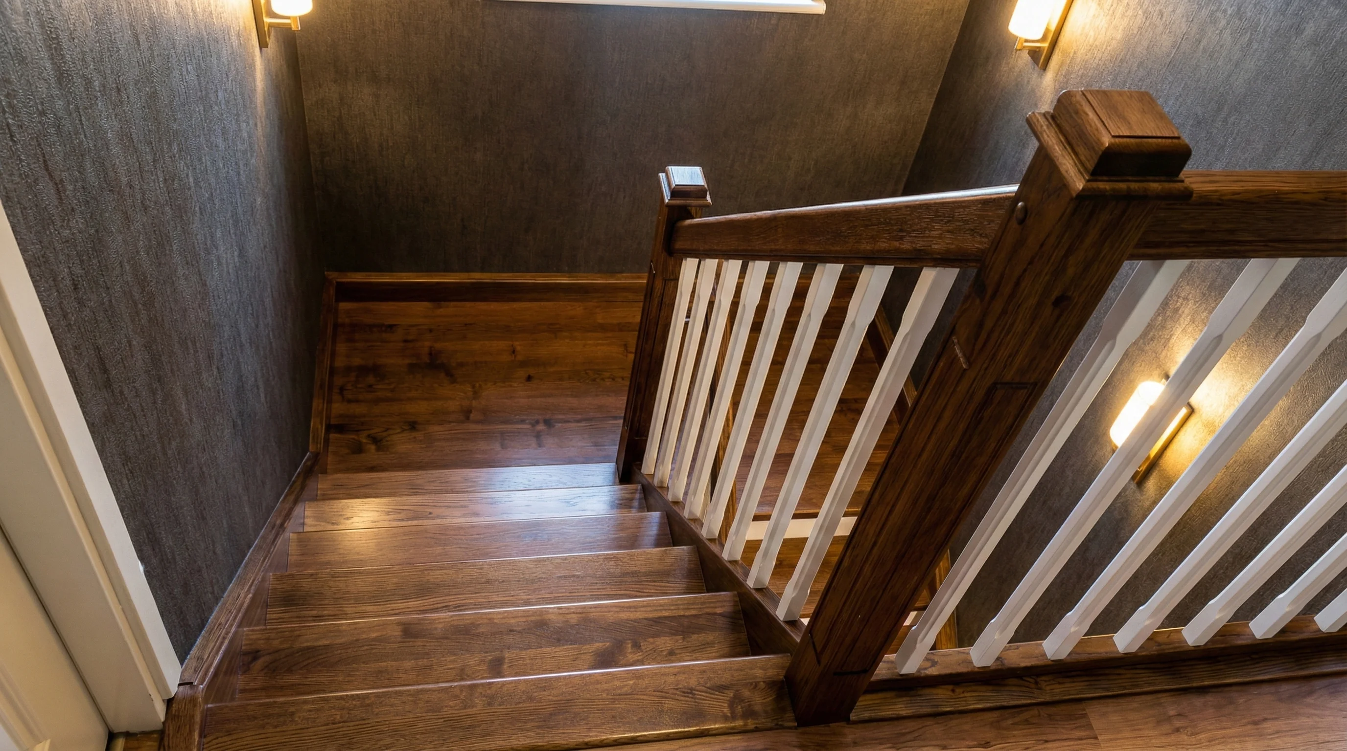 Połączenie dębowych stopni i białych podstopnic
