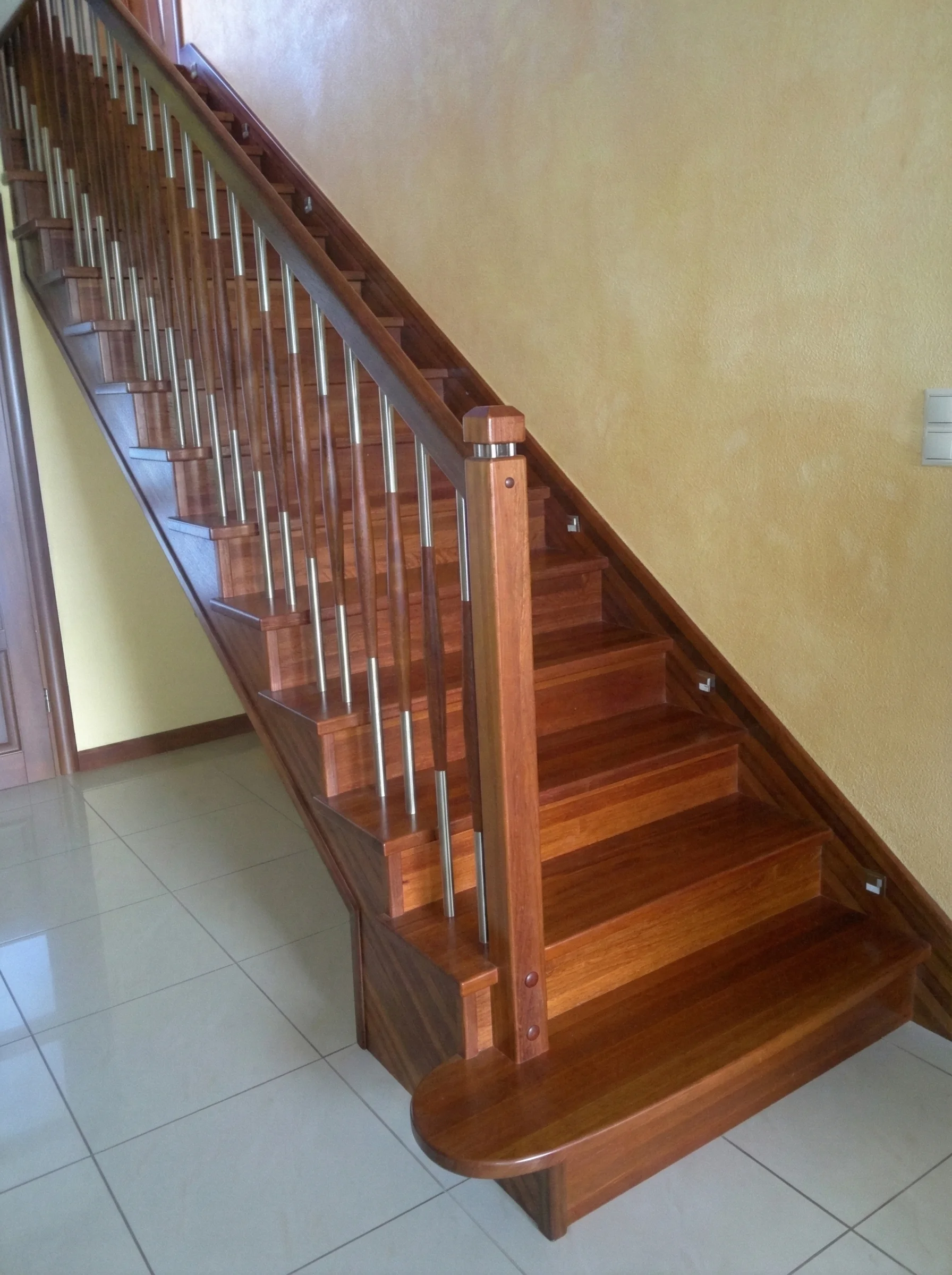 Detal balustrady stalowo-drewnianej