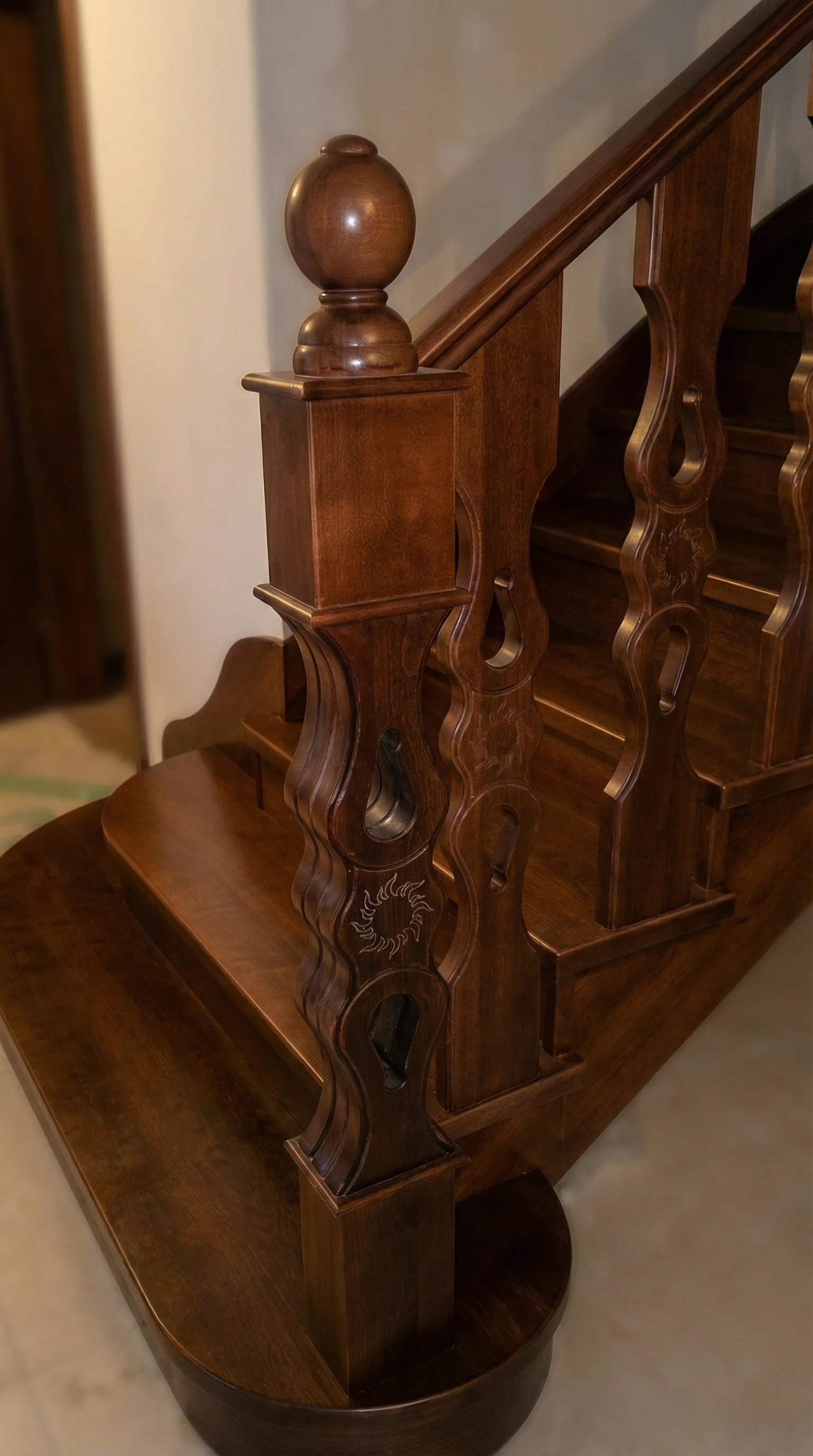 Detal balustrady frezowanej i stopni bukowych w kolorze orzech