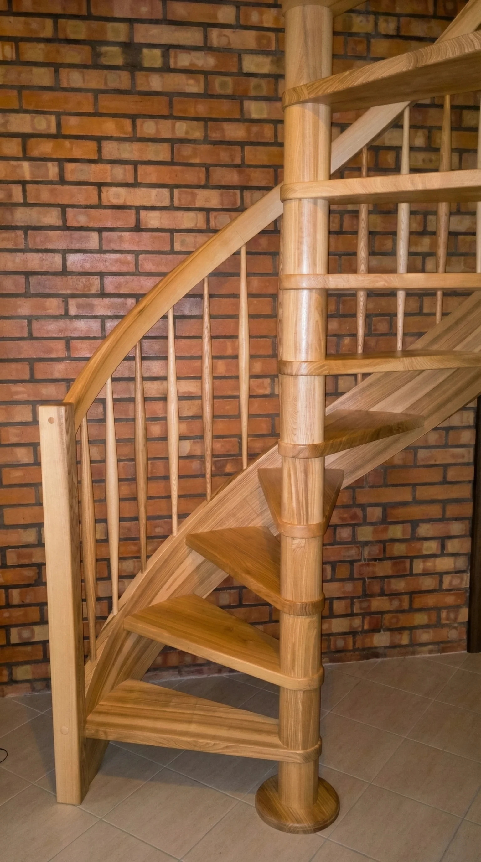 Detal giętej poręczy i stopni dębowych