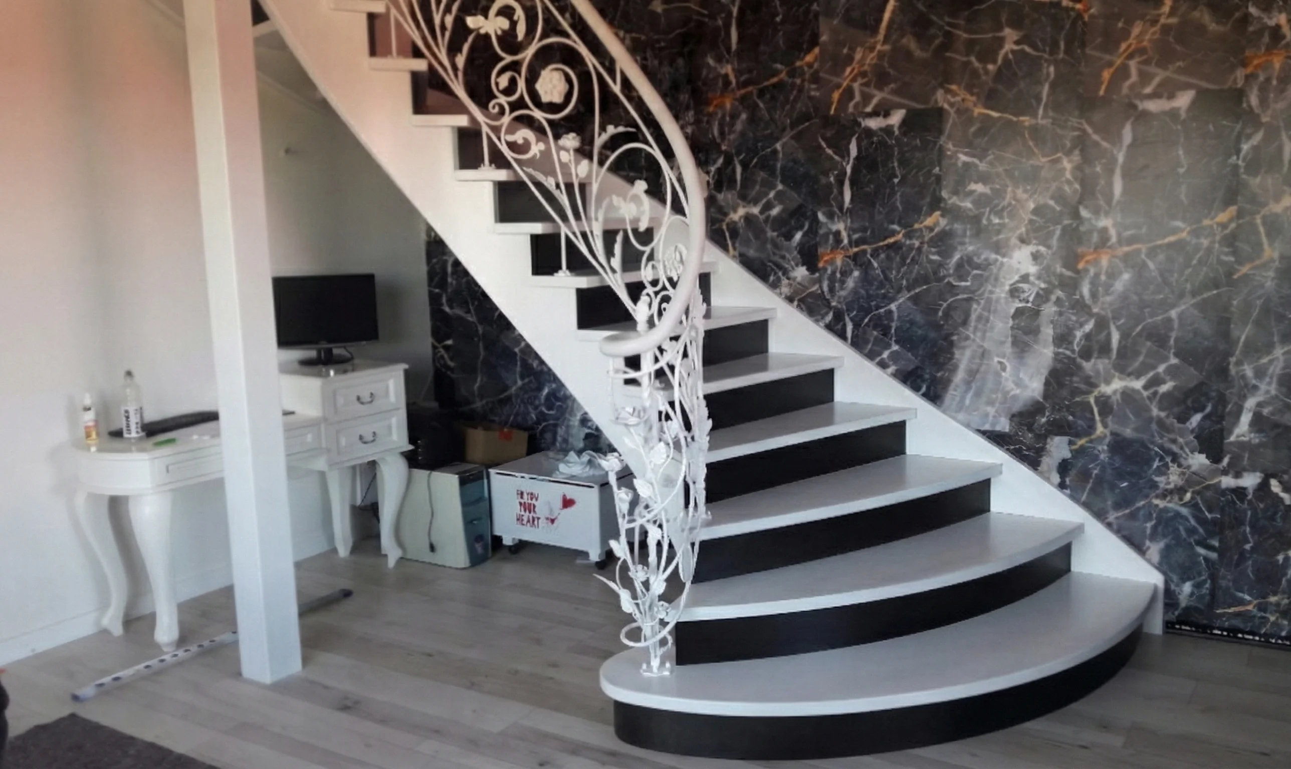 Schody gięte policzkowe widok z dołu