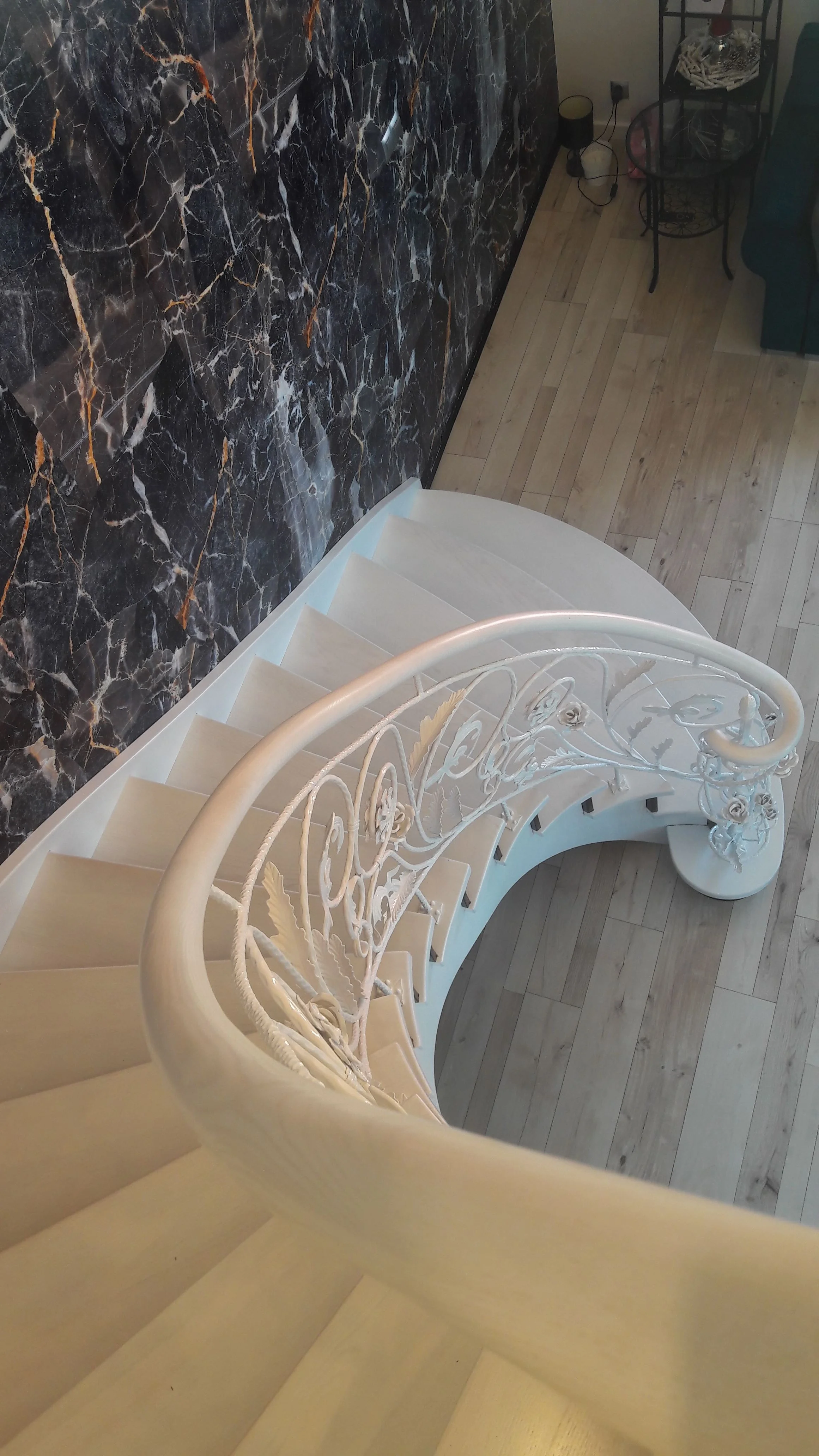 Gięty pochwyt jesionowy