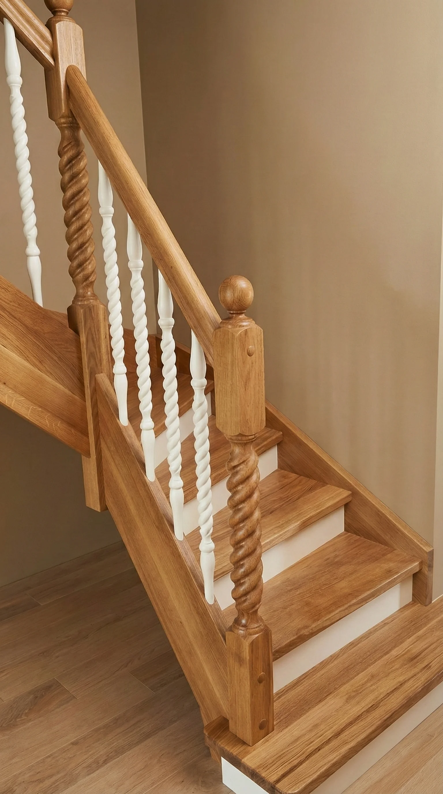 Detal toczonej balustrady i dębowych stopni