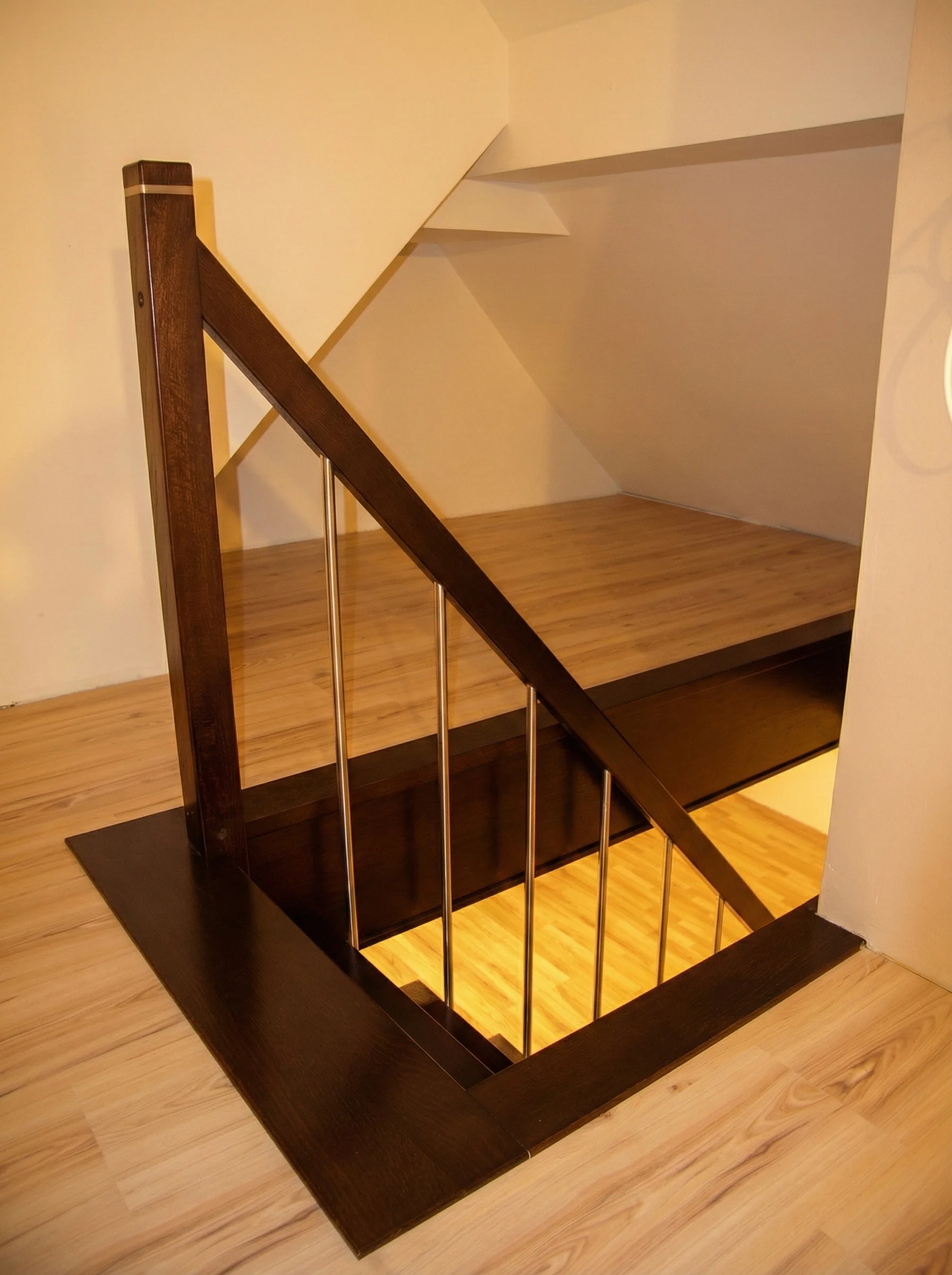 Widok schodów prostych z góry