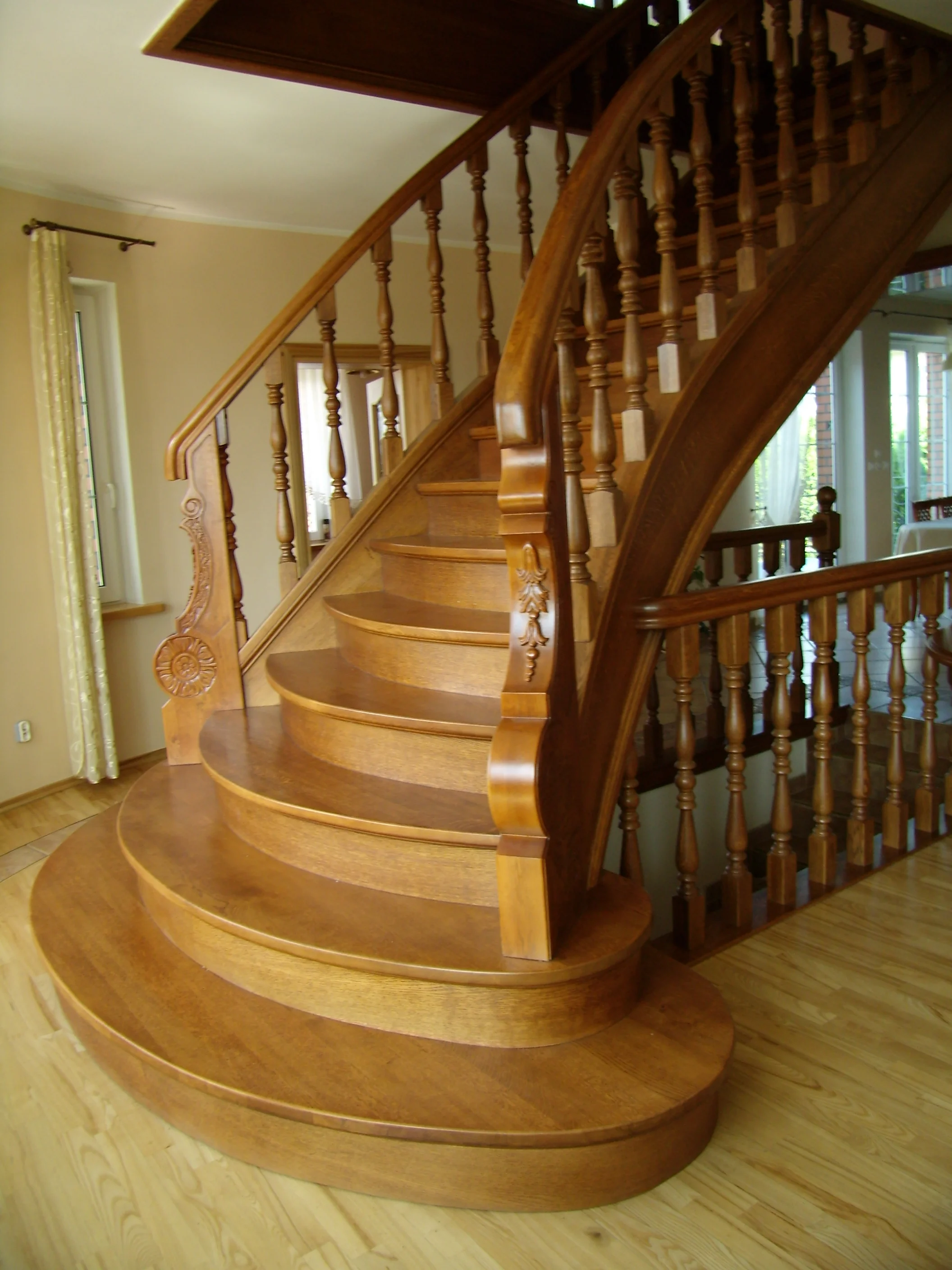 Schody gięte dębowe orzech widok ogólny