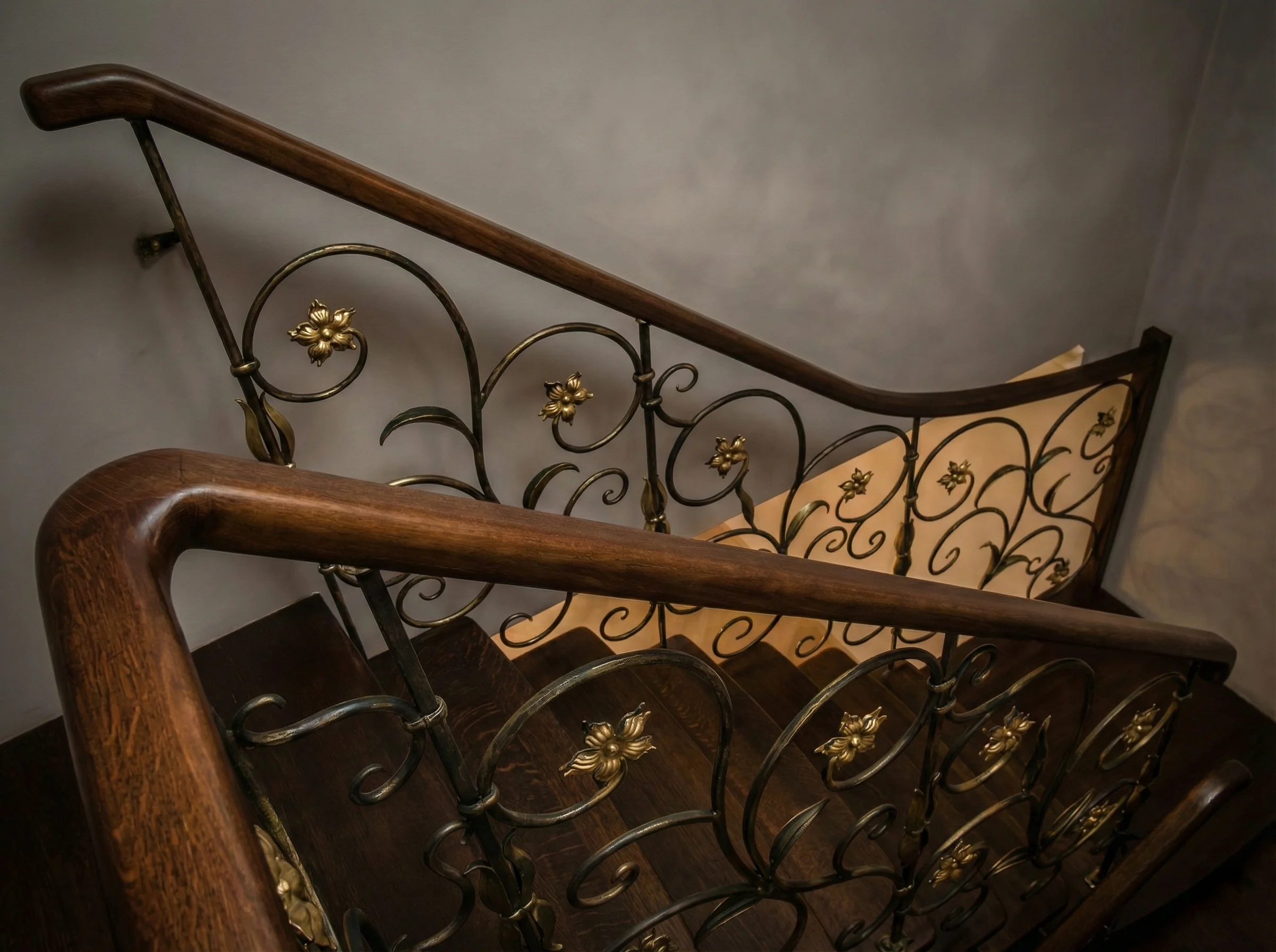 Widok schodów ze spocznikiem z góry