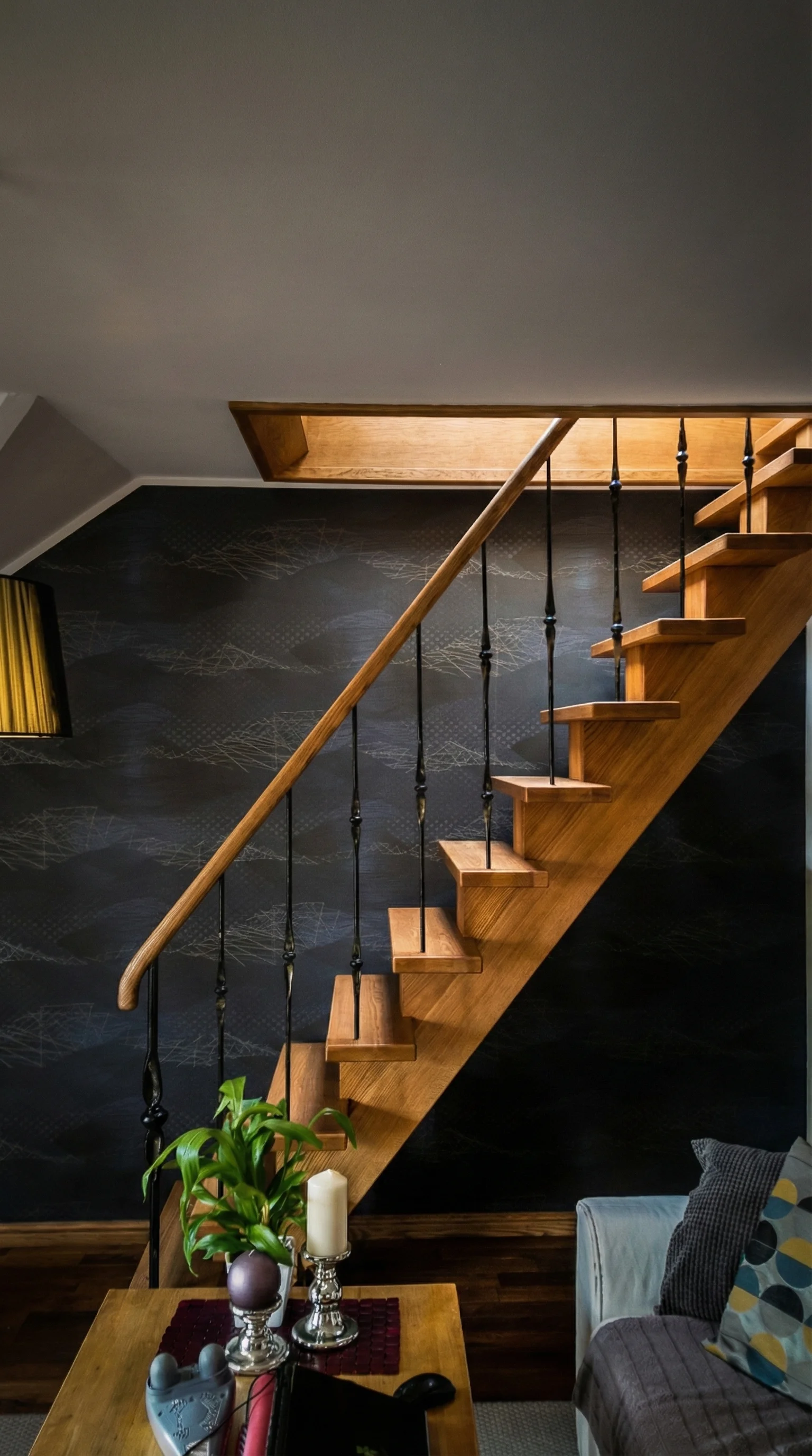 Detal stopnia jesionowego na centralnej belce nośnej