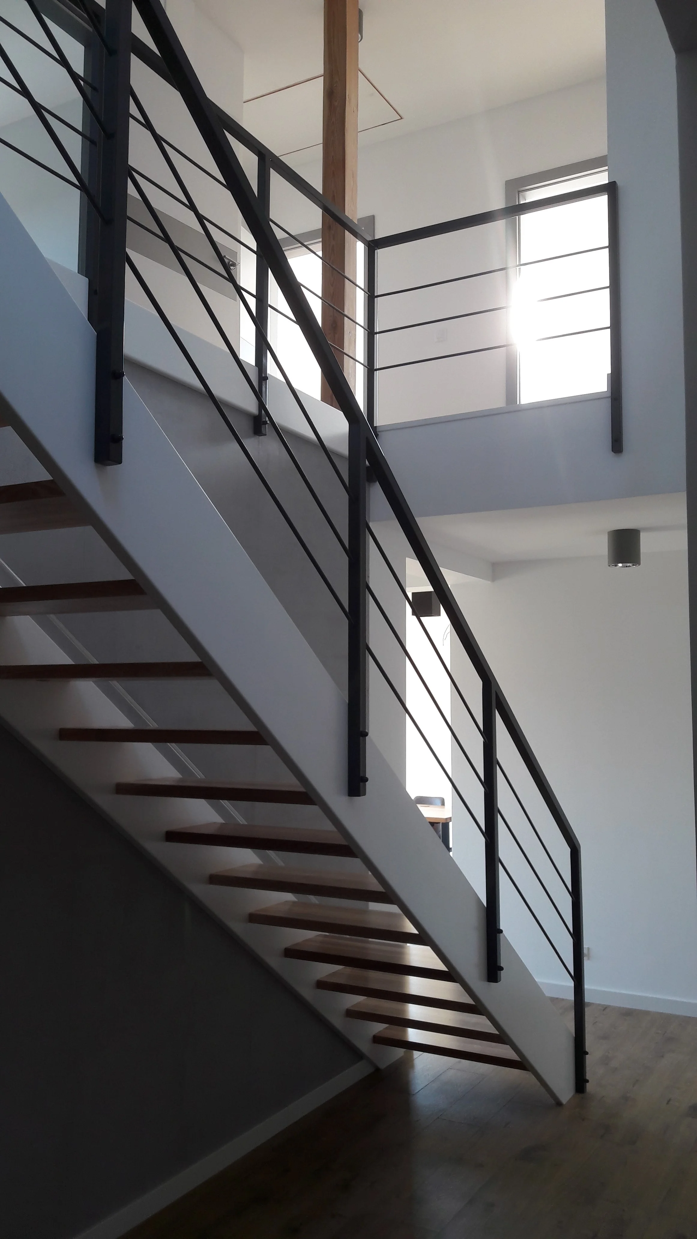 Detal balustrady metalowej i stopni jesionowych