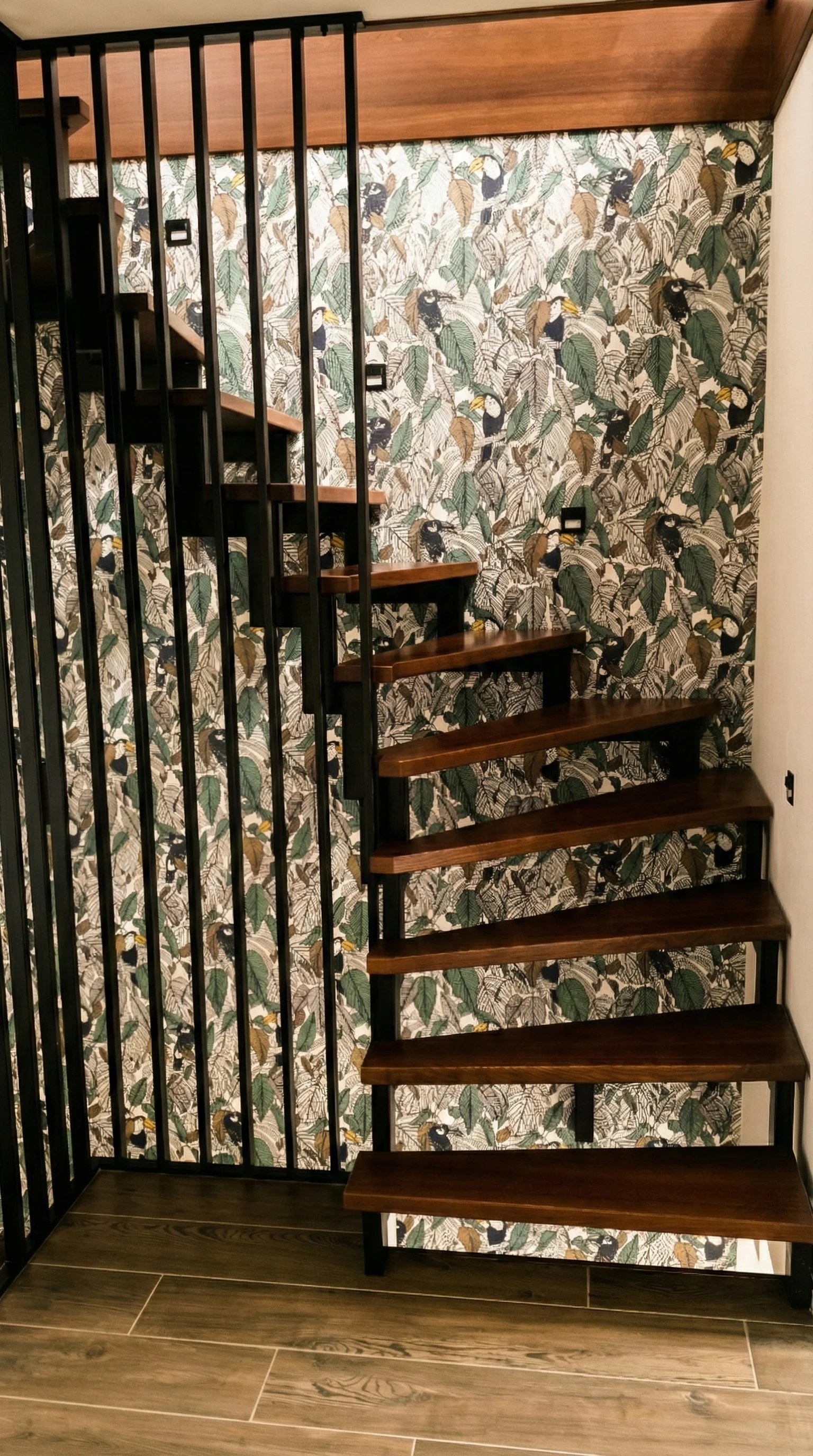 Schody jesionowe na konstrukcji metalowej widok ogólny