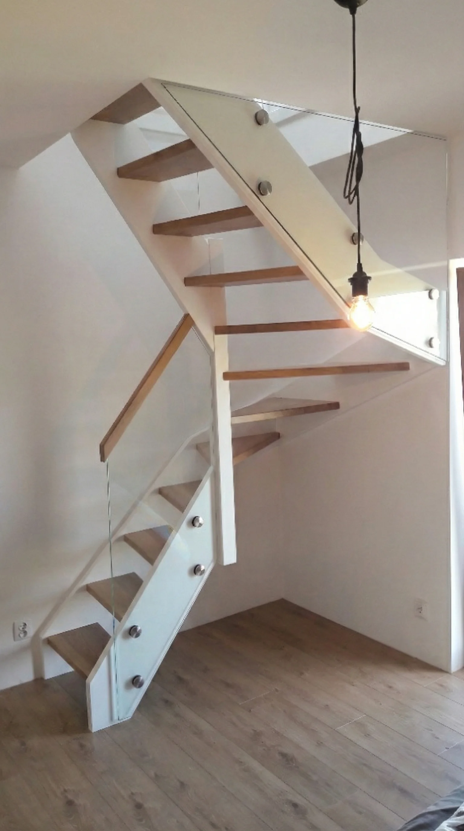 Detal balustrady szklanej i bielonych stopni jesionowych