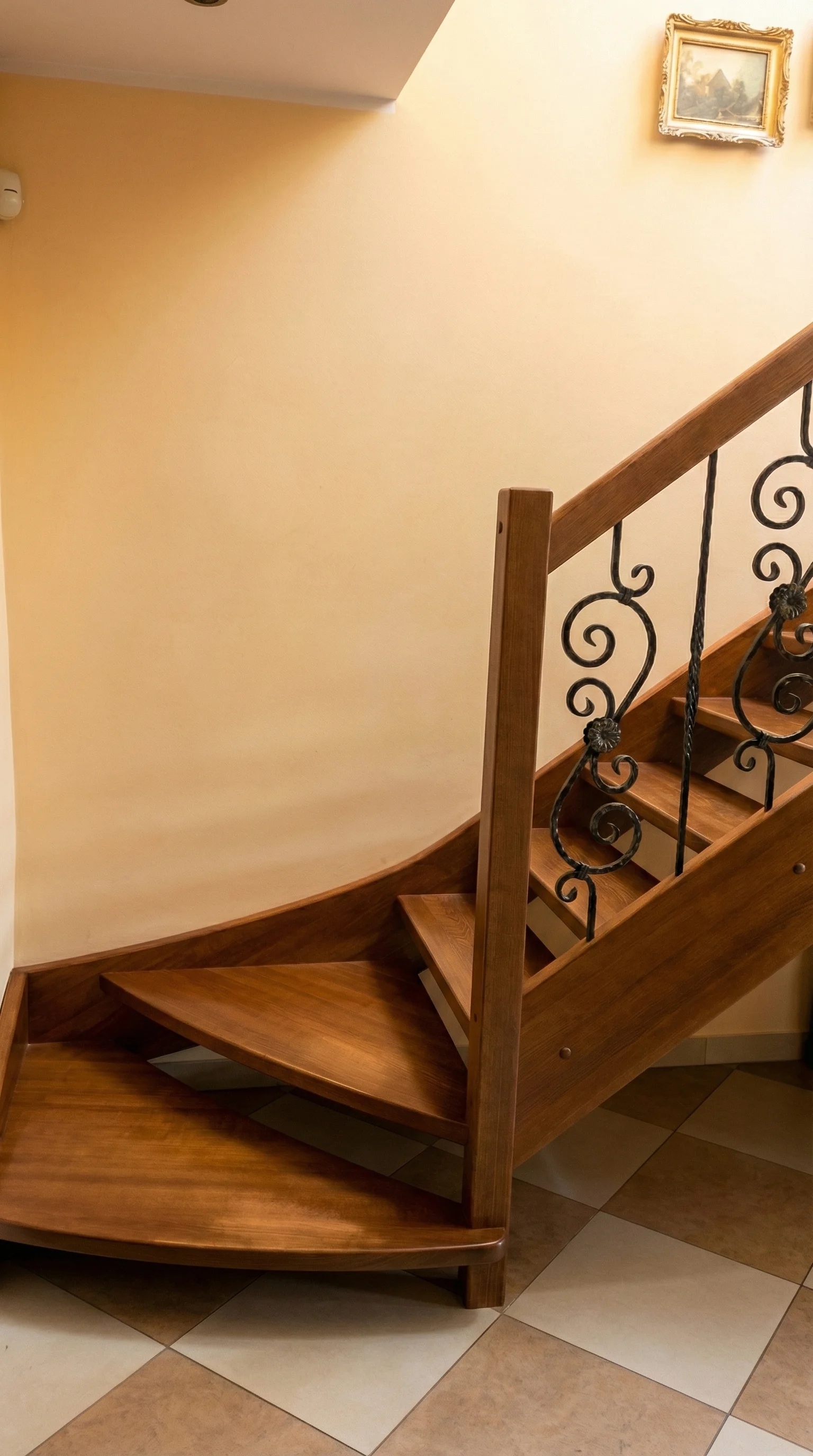 Detal balustrady kutej i stopni jesionowych