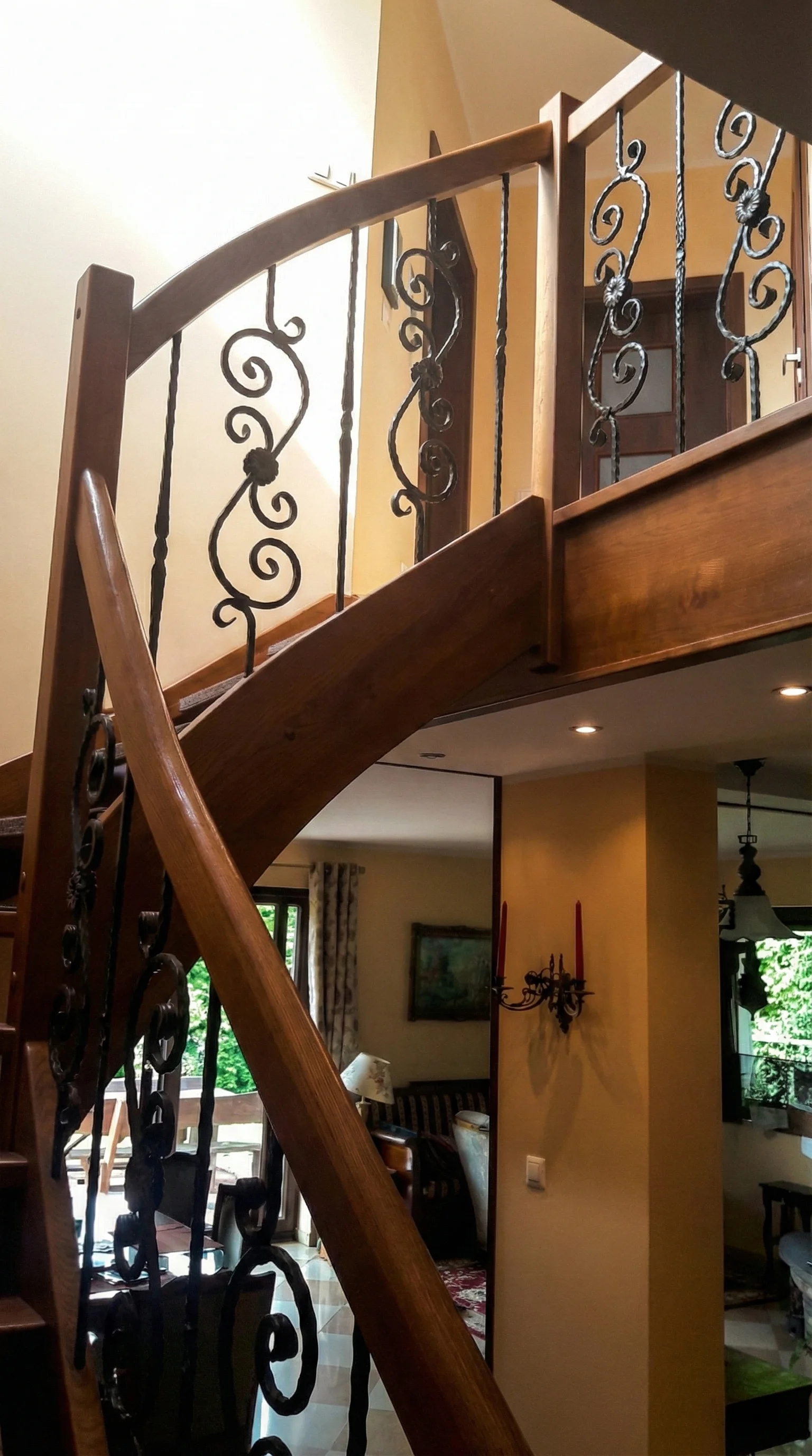 Ażurowa konstrukcja jesionowa - poręcz