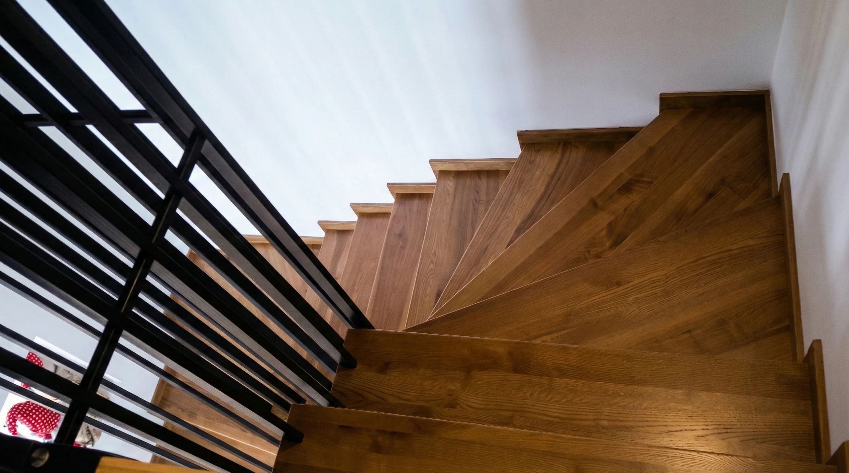 Ażurowa konstrukcja jesionowa