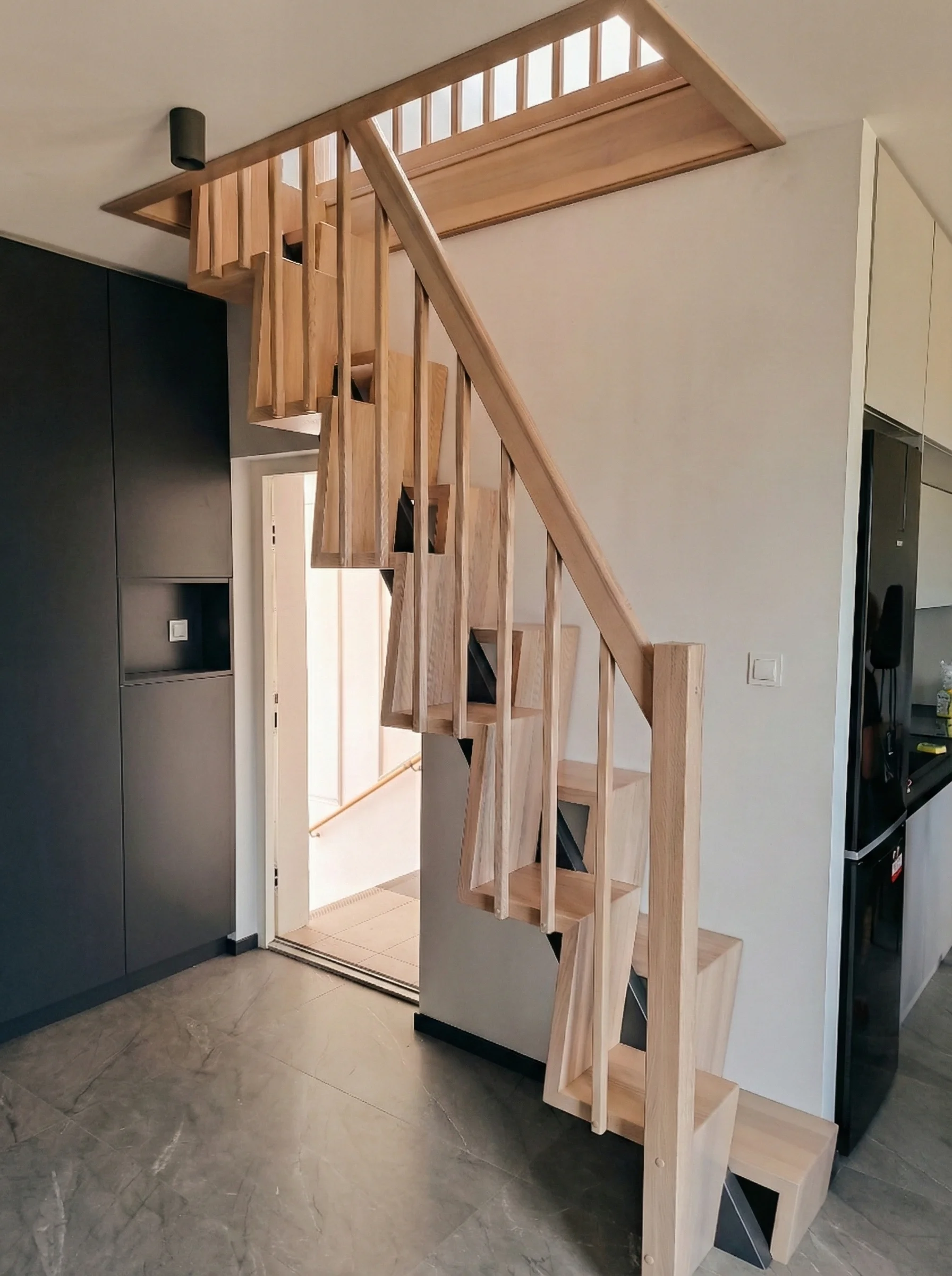 Detal naprzemiennych stopni kaczych z jesionu bielonego