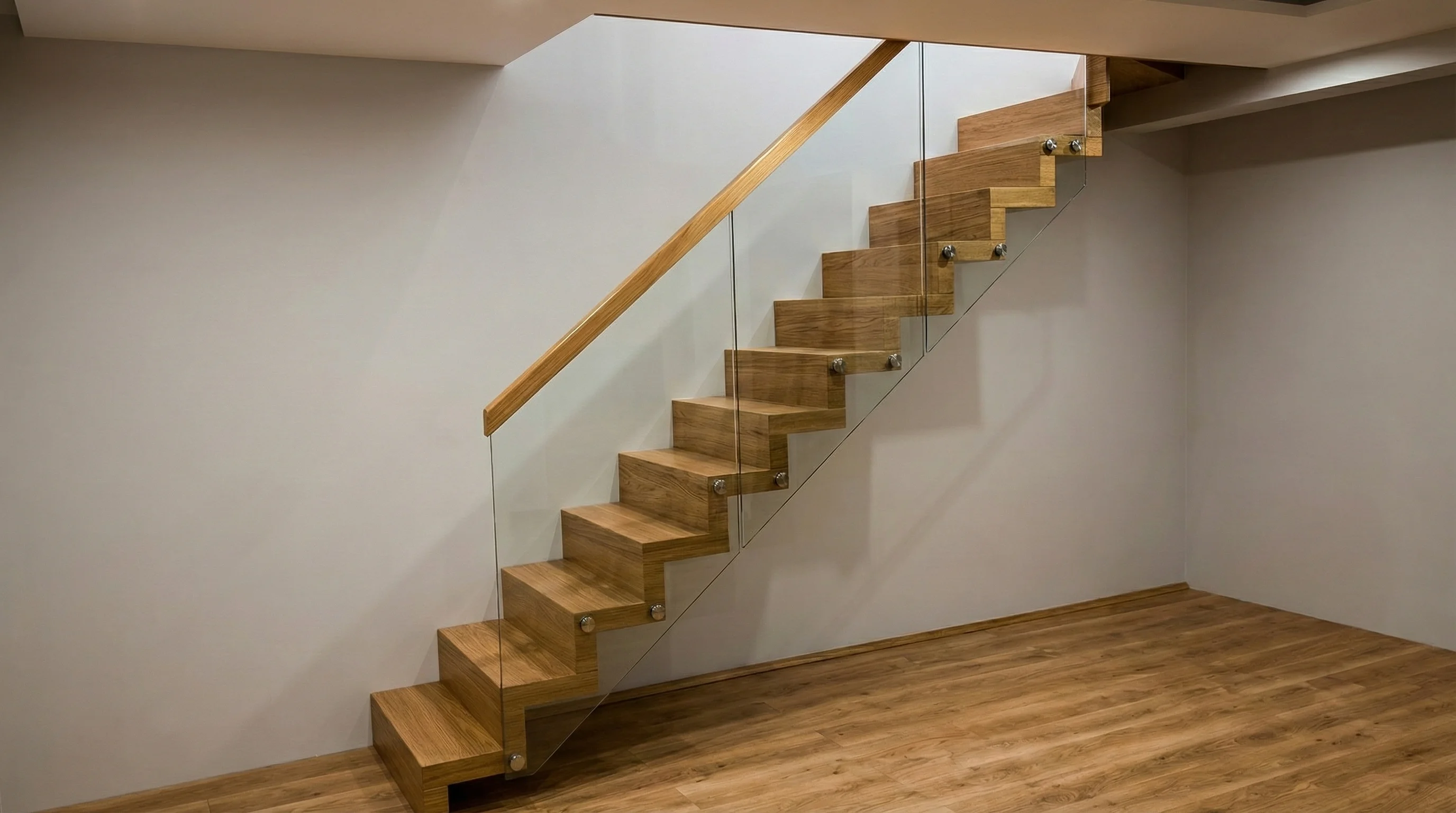 Schody zabiegowe jesionowe widok ogólny