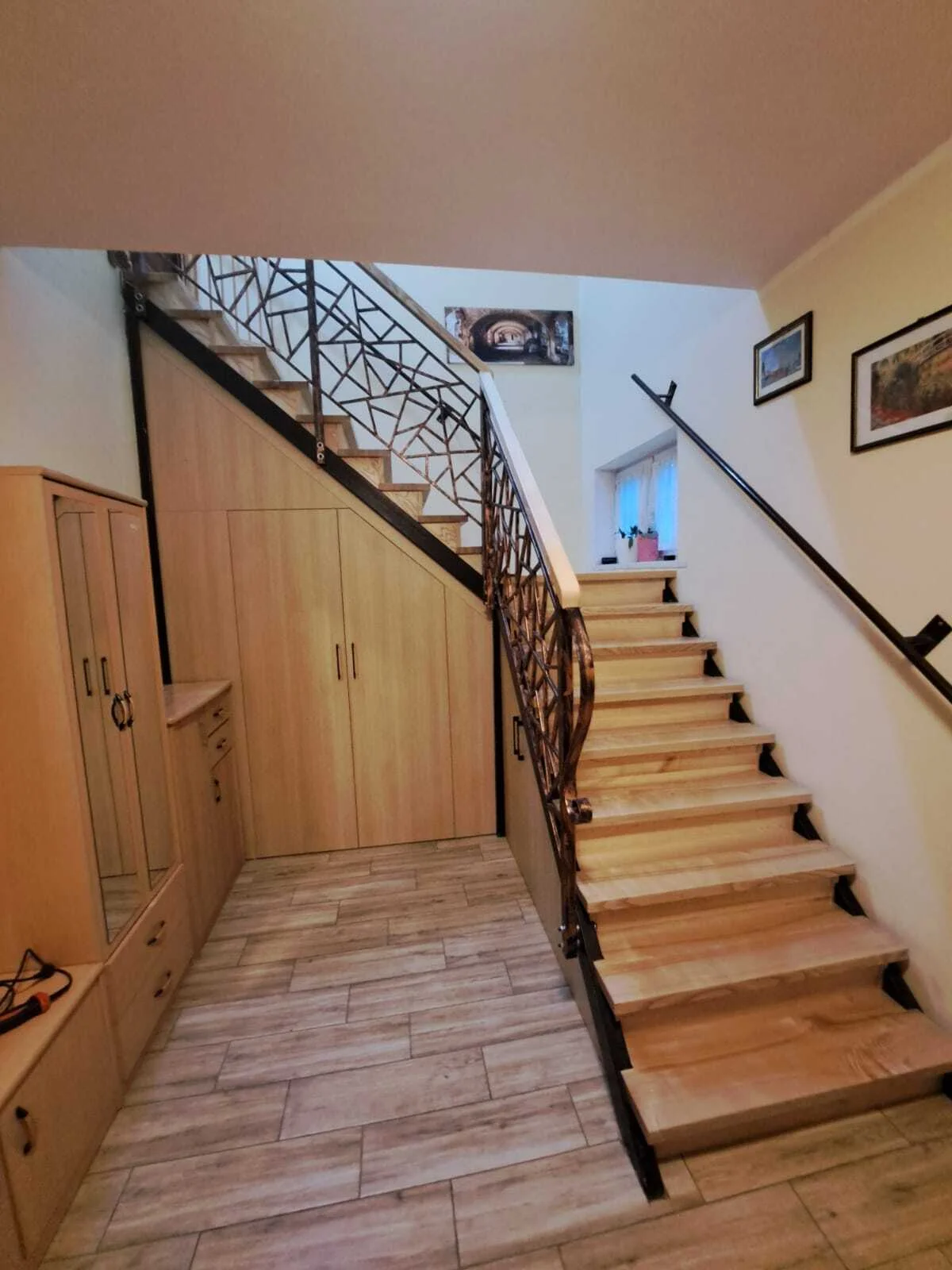 Schody jesionowe ze spocznikiem widok ogólny