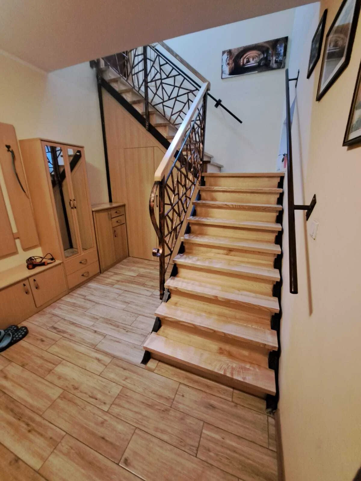 Detal balustrady kutej i stopni jesionowych