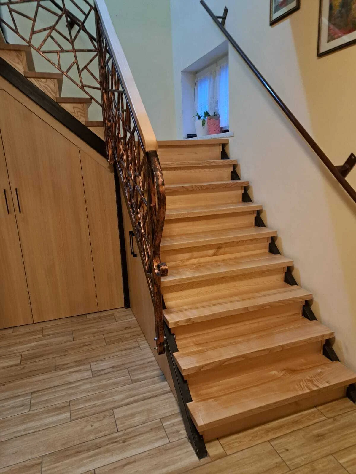 Schody jesionowe ze spocznikiem z balustrada