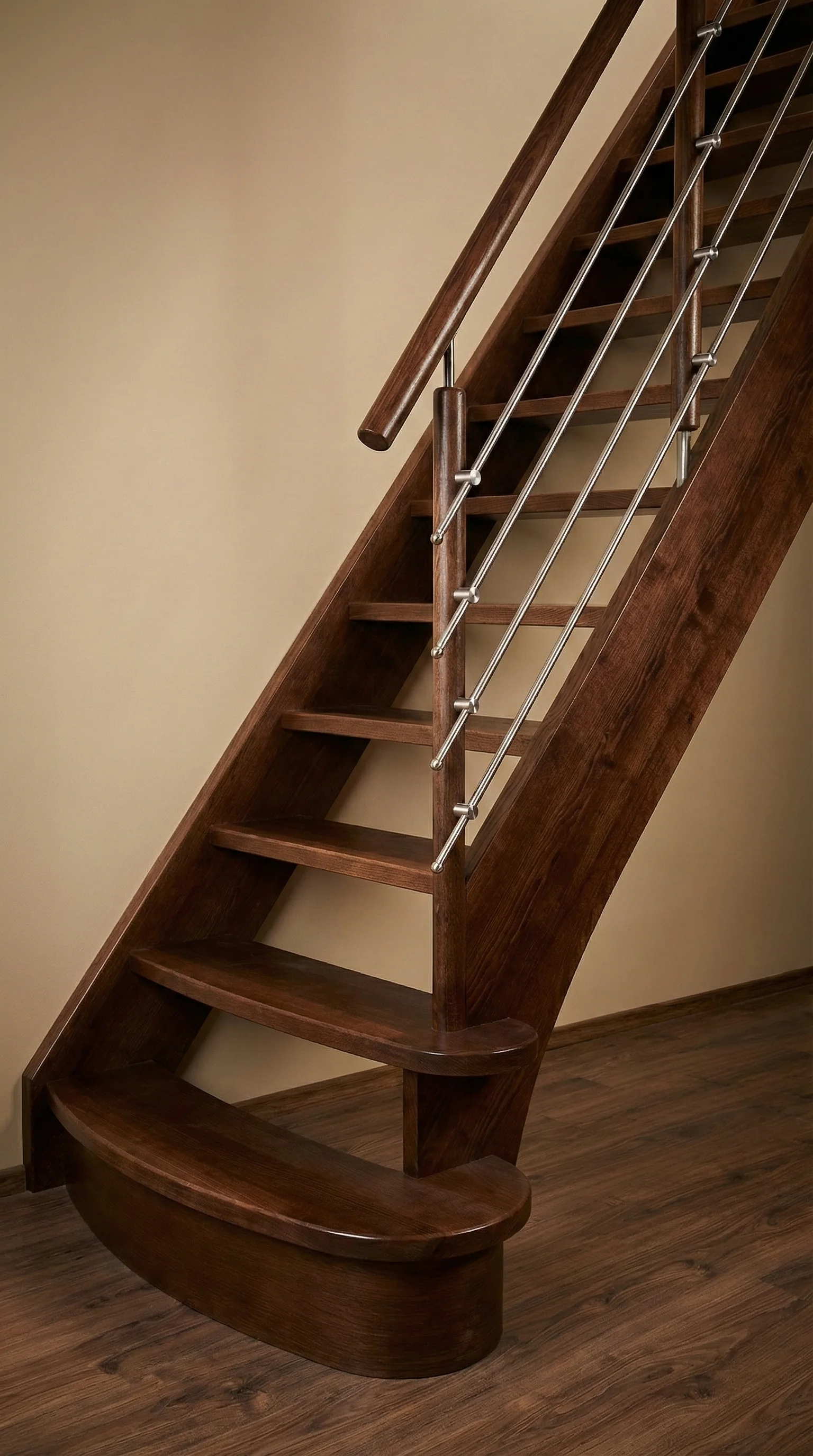 Detal balustrady stalowo-drewnianej na schodach ażurowych