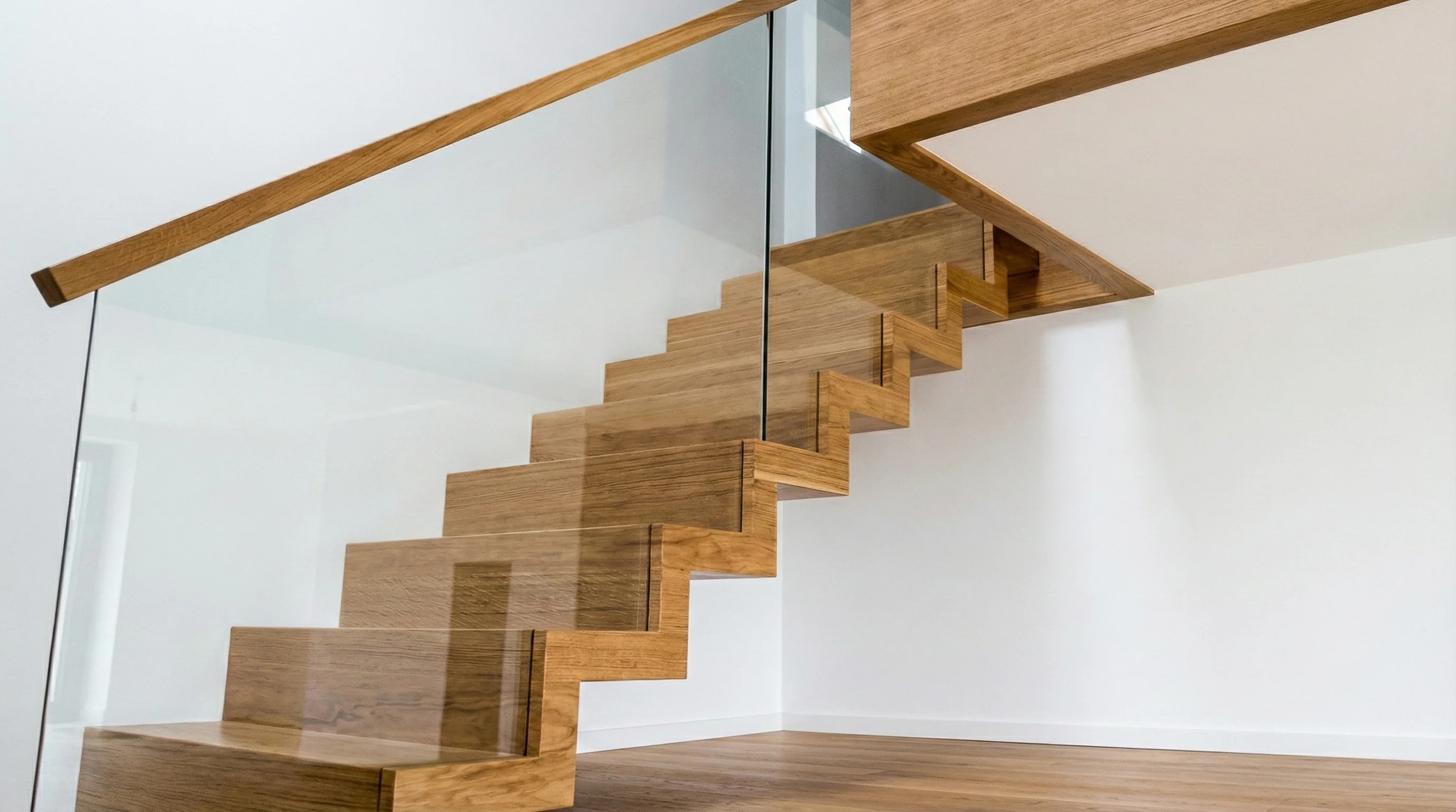 Widok schodów od dołu