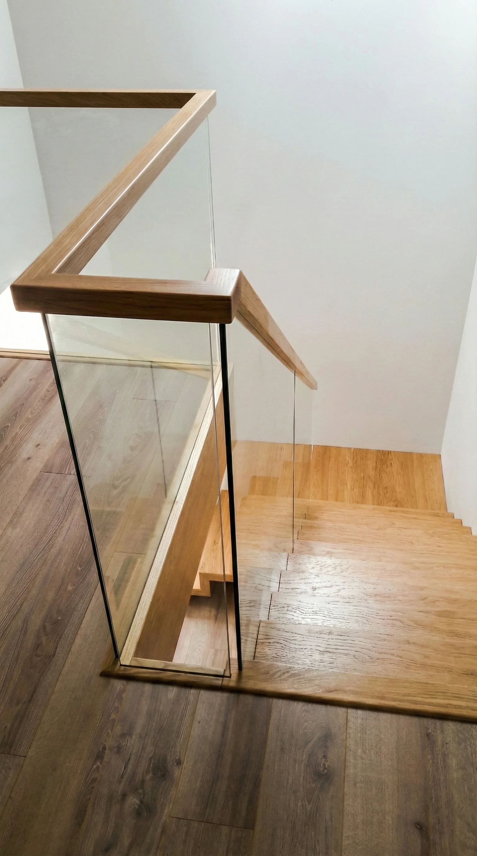 Nowoczesne wnętrze ze schodami Estica