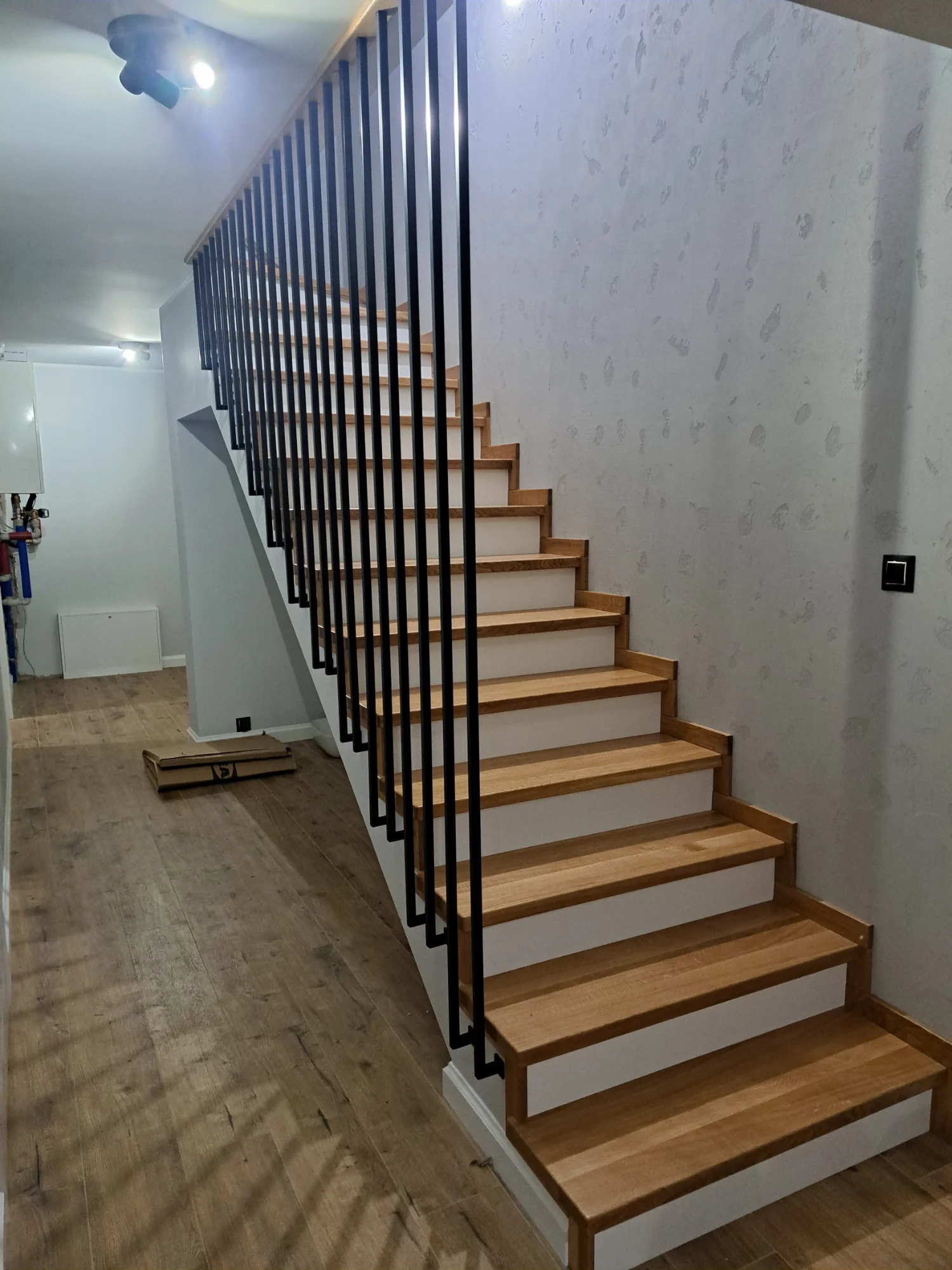 Schody dębowe białe podstopnice, detal połączenia stopni z bielą