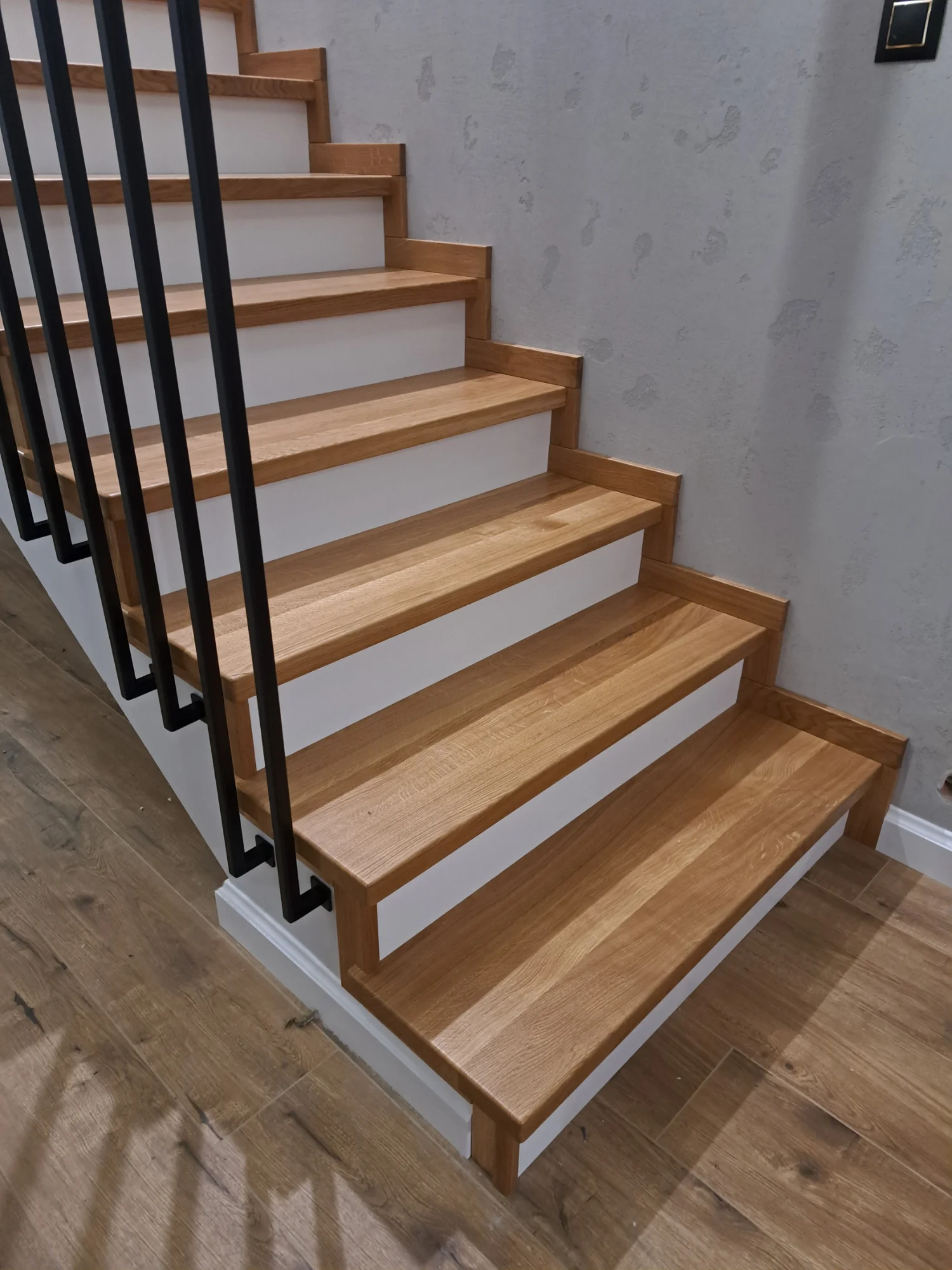 Widok schodów dębowych z góry, klatka schodowa w domu jednorodzinnym w Gdańsku