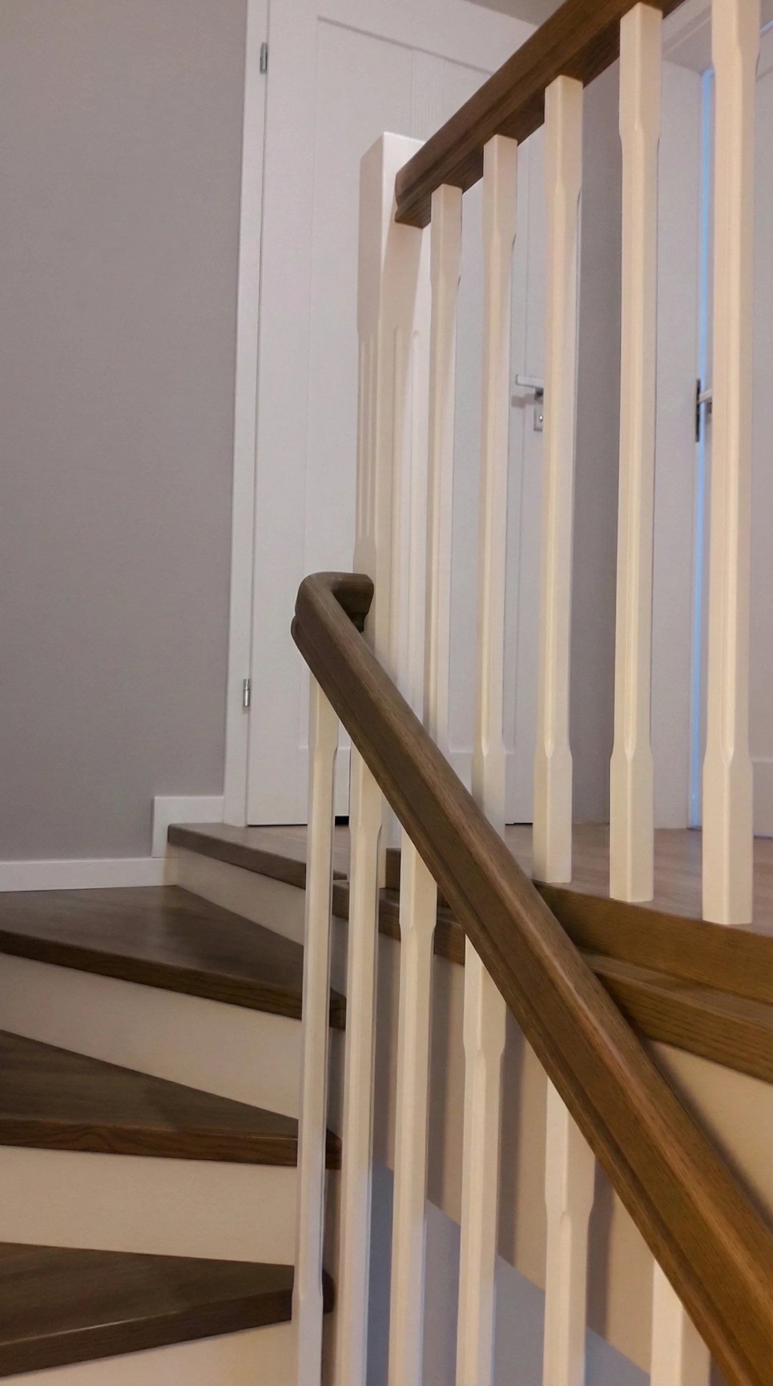 Widok schodów zabiegowych L, połączenie drewna i bieli