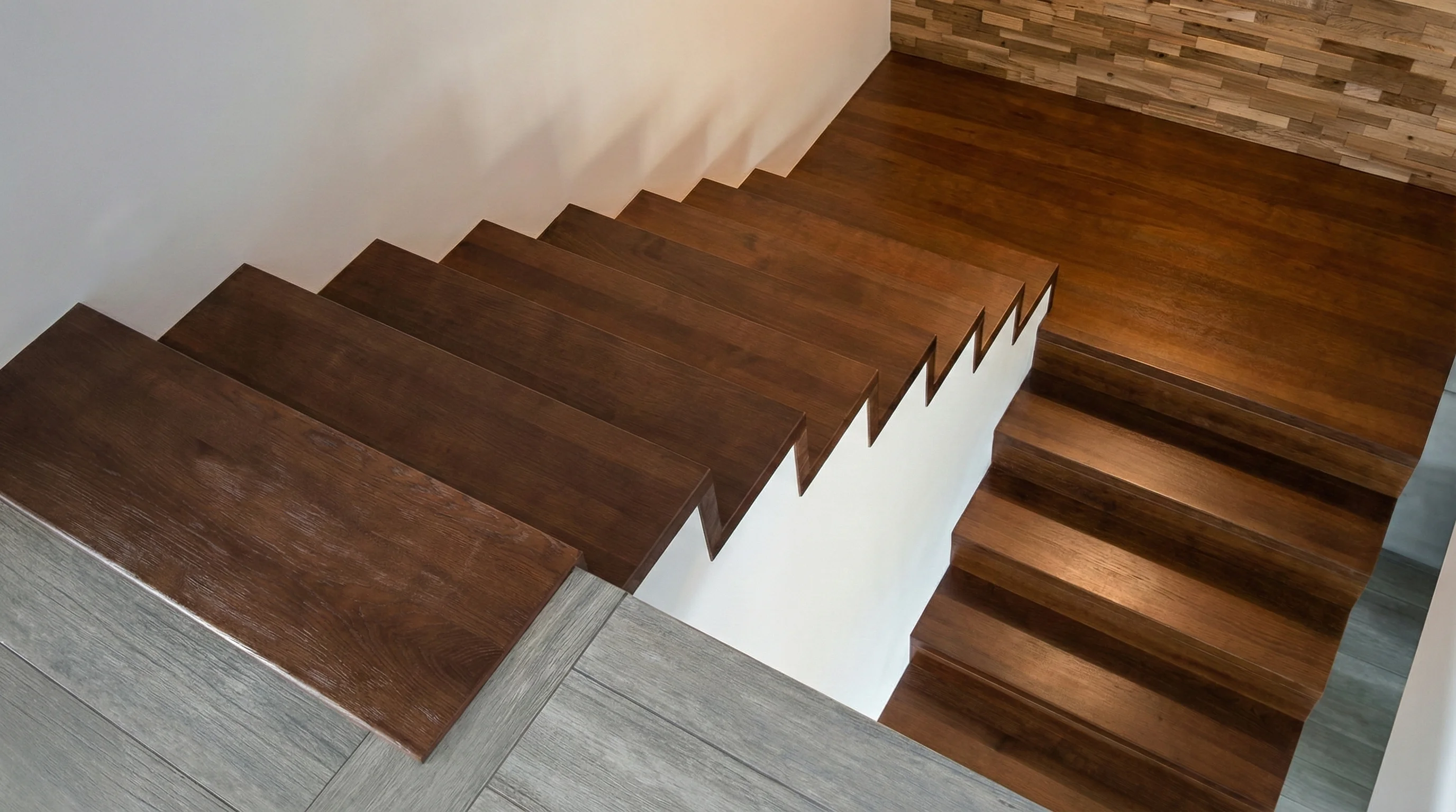 Całość realizacji schodów dębowych ze szkłem, widok z boku