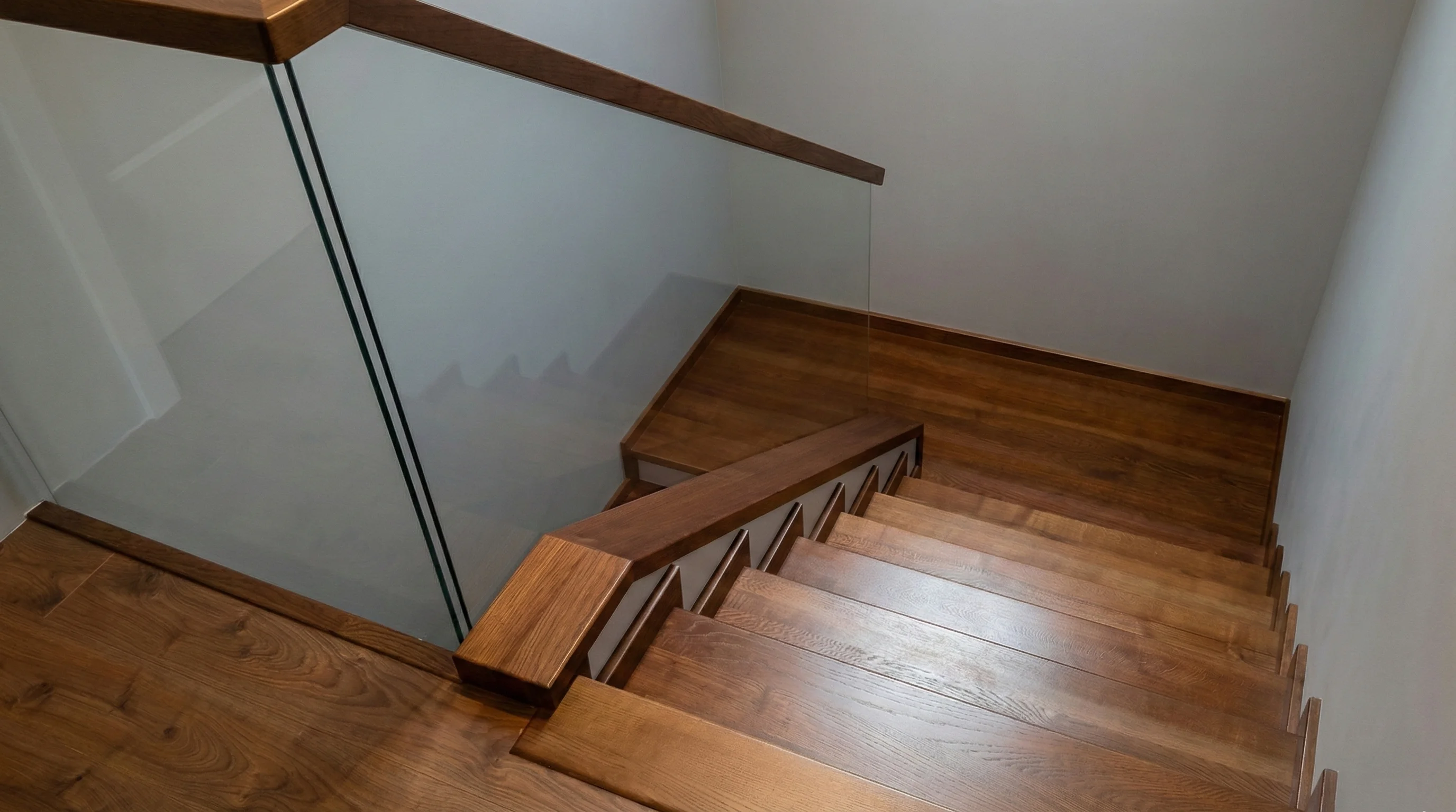 Widok klatki schodowej z góry, szklana balustrada