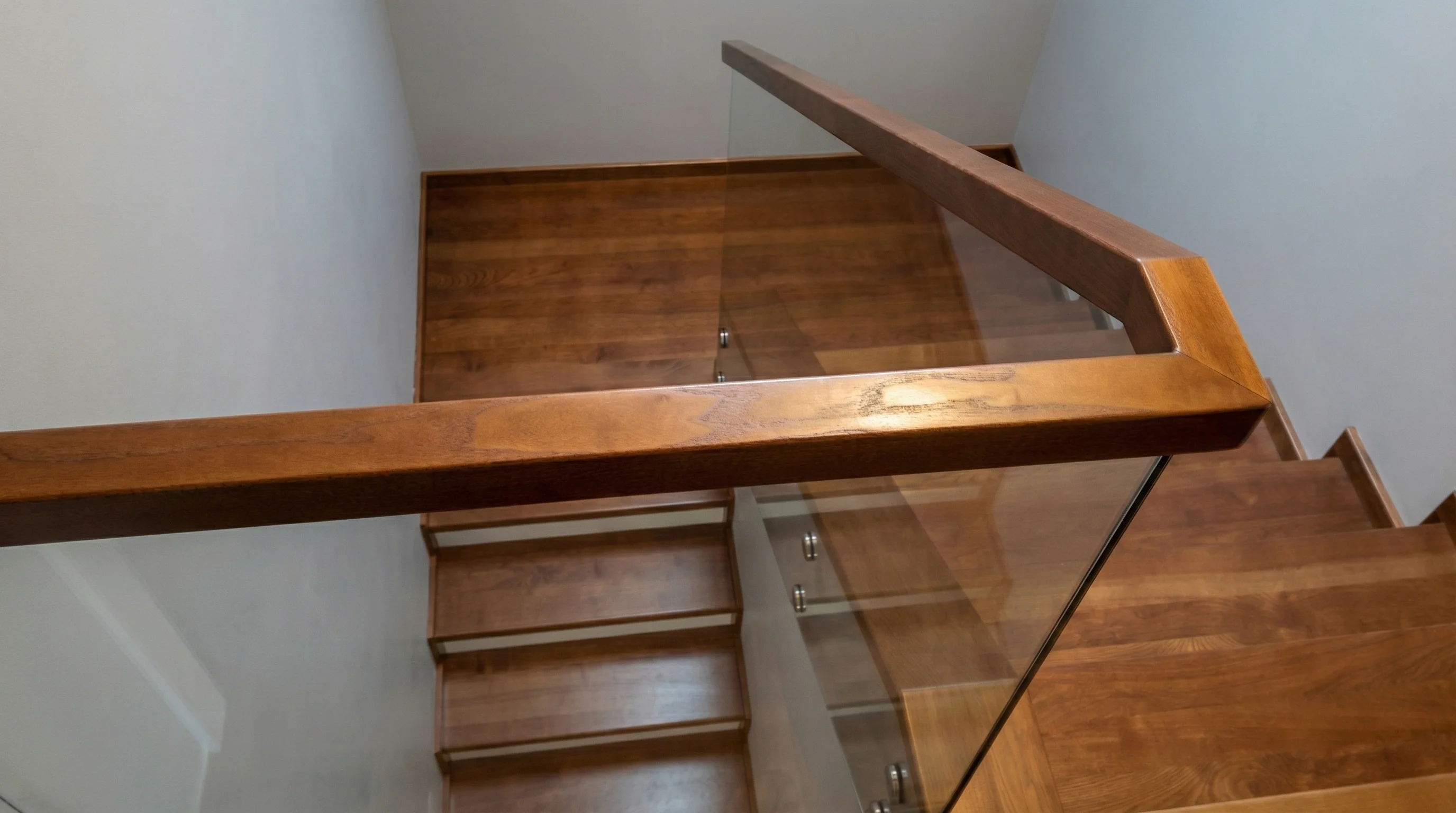 Wykończenie listew przyściennych w kolorze orzech