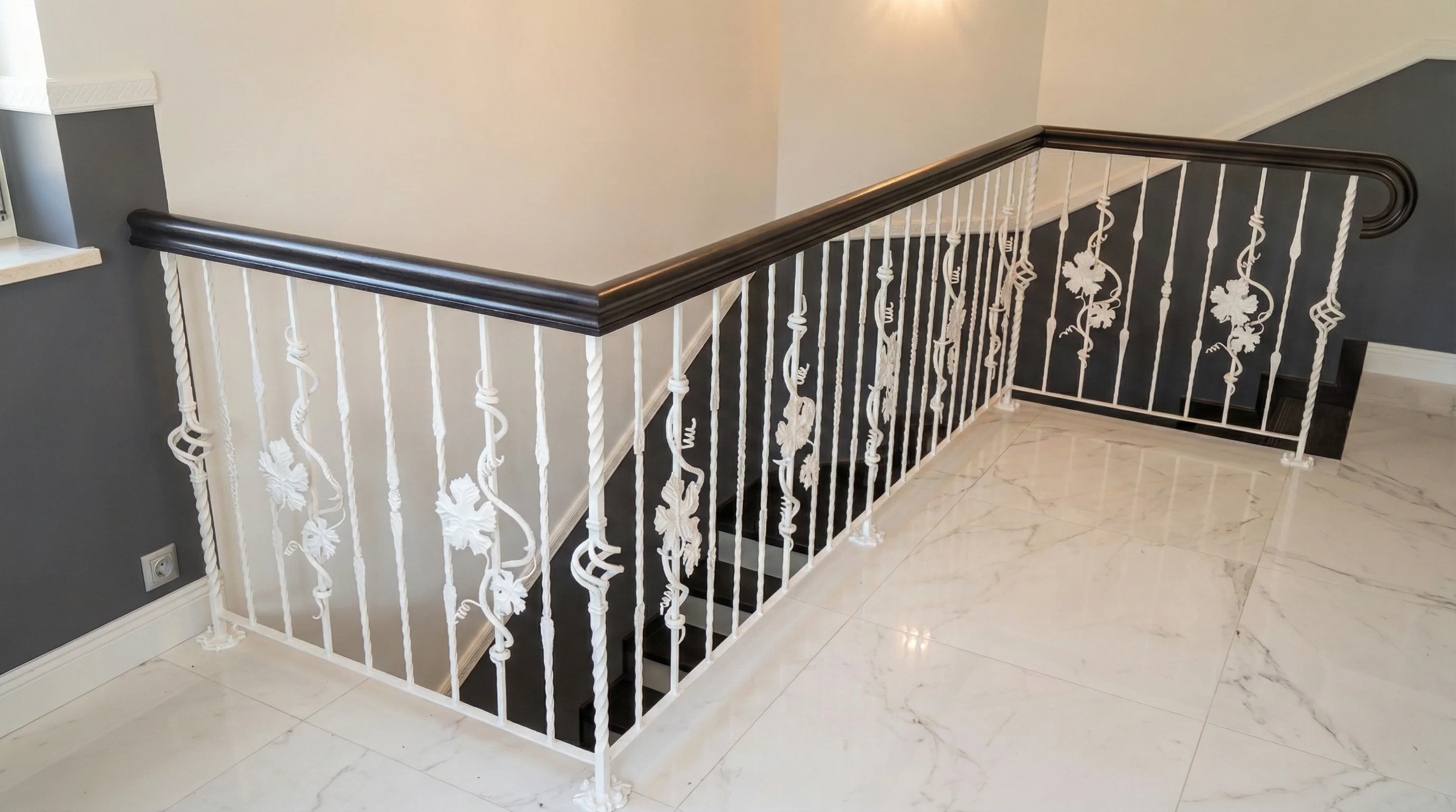 Frontowy widok na stopnie, kontrast czerni i jasnej ceramiki