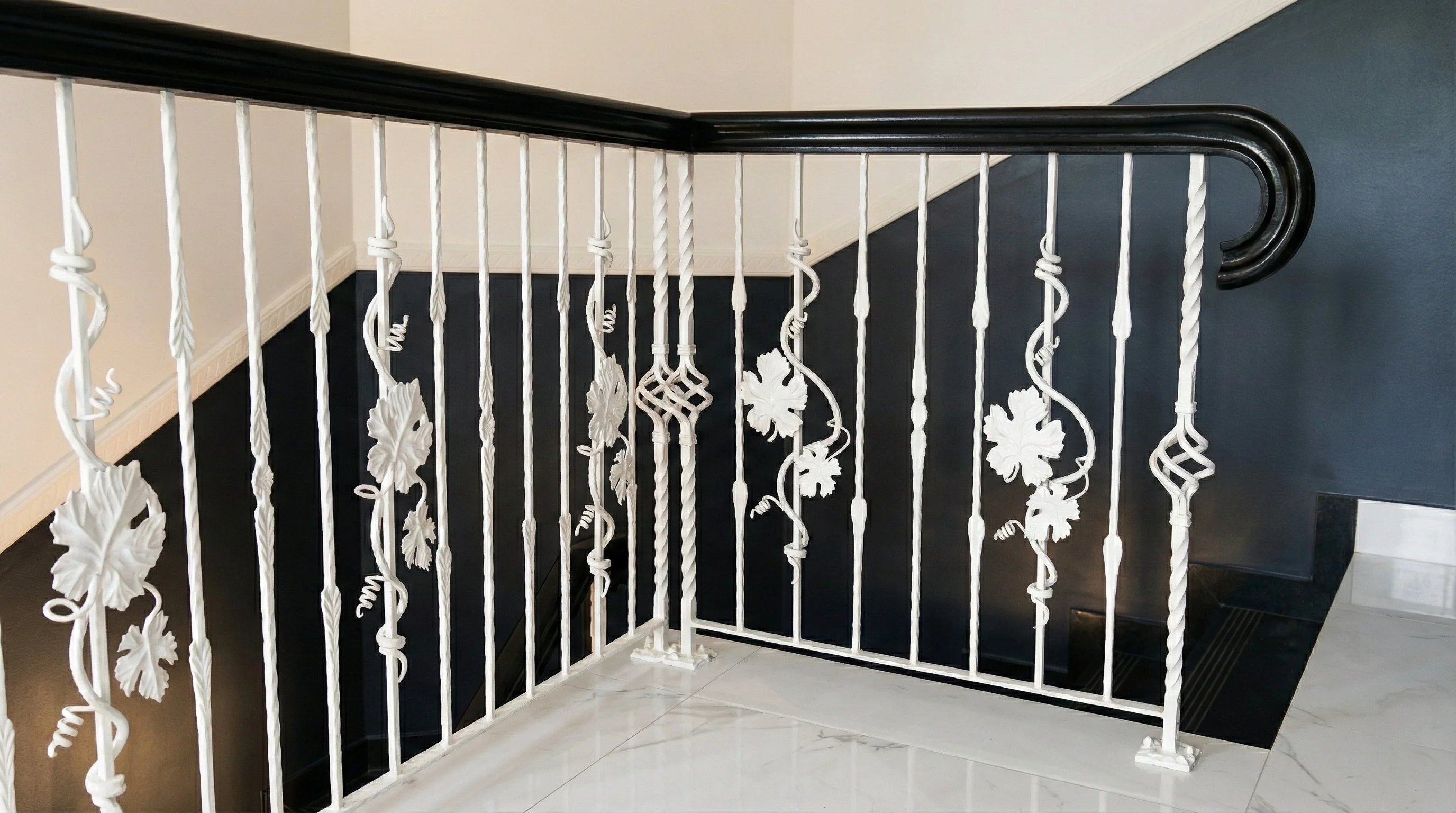 Perspektywa całej klatki schodowej z balustradą