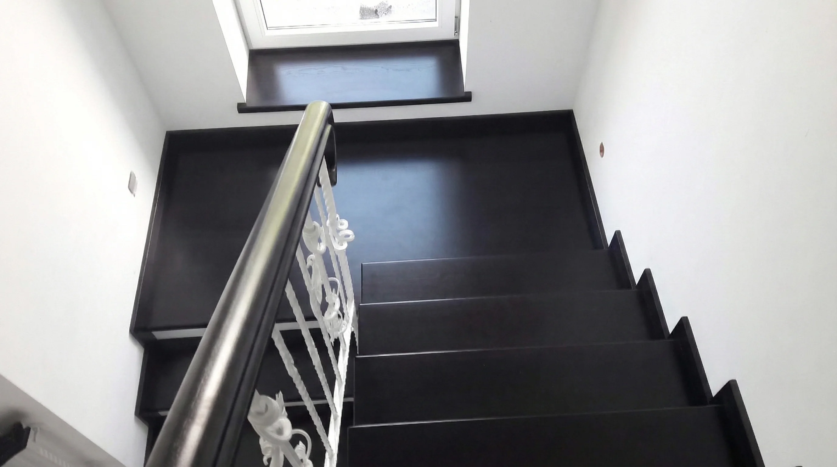 Białe podstopnice z drewna brzozowego, kontrast z czernią