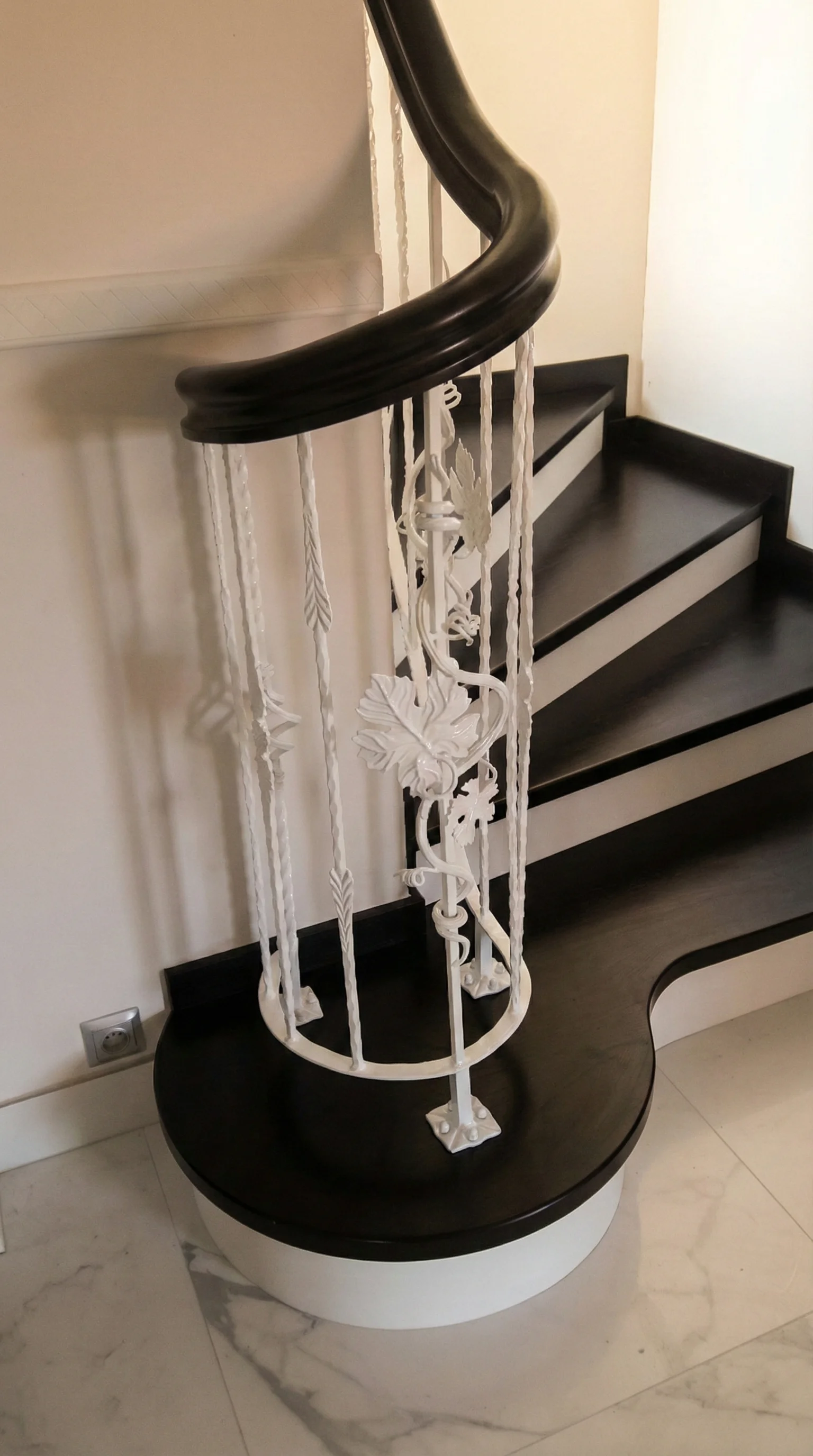 Stopnie dębowe barwione na czarno, lakierowane