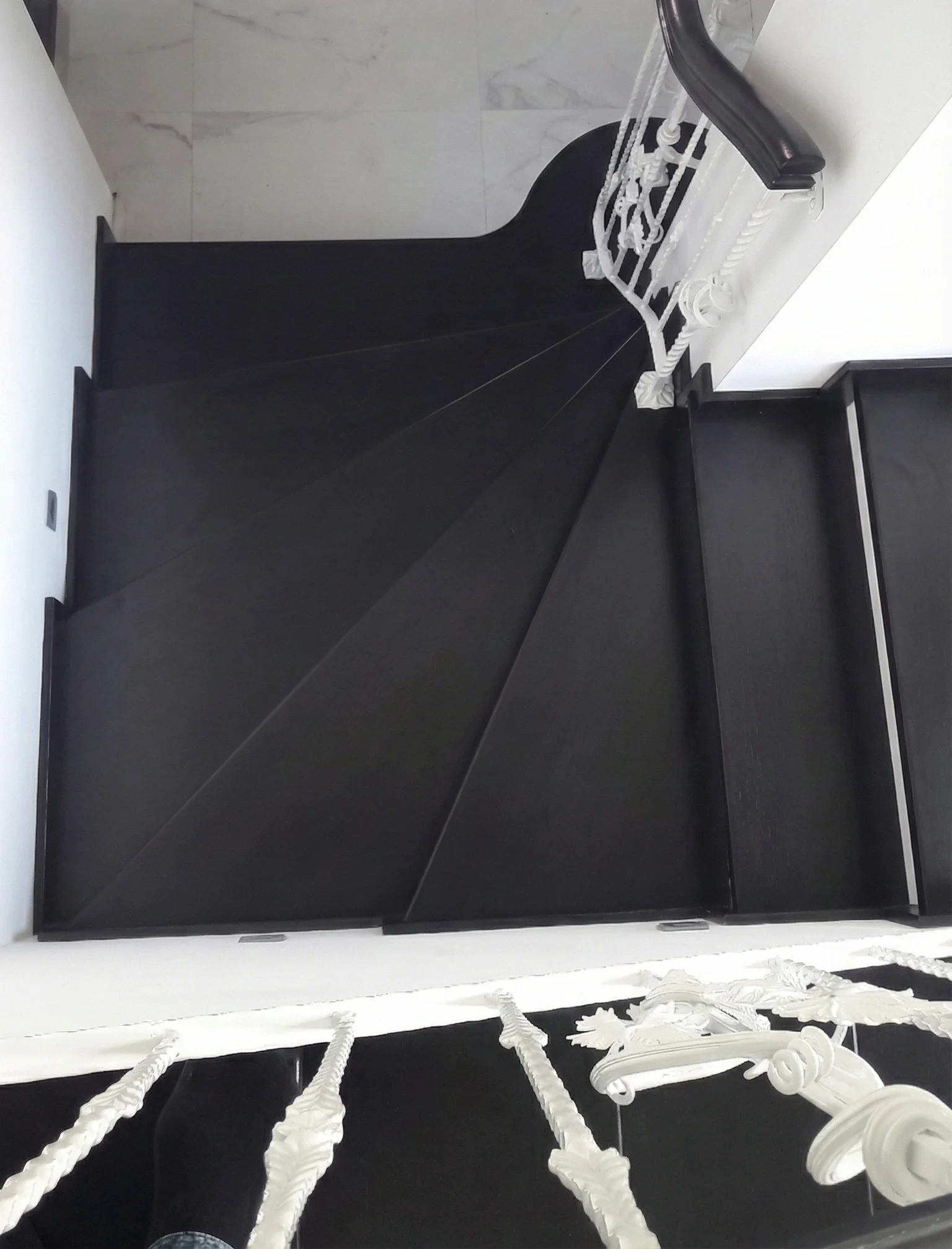 Całościowa aranżacja klatki schodowej w Rątach