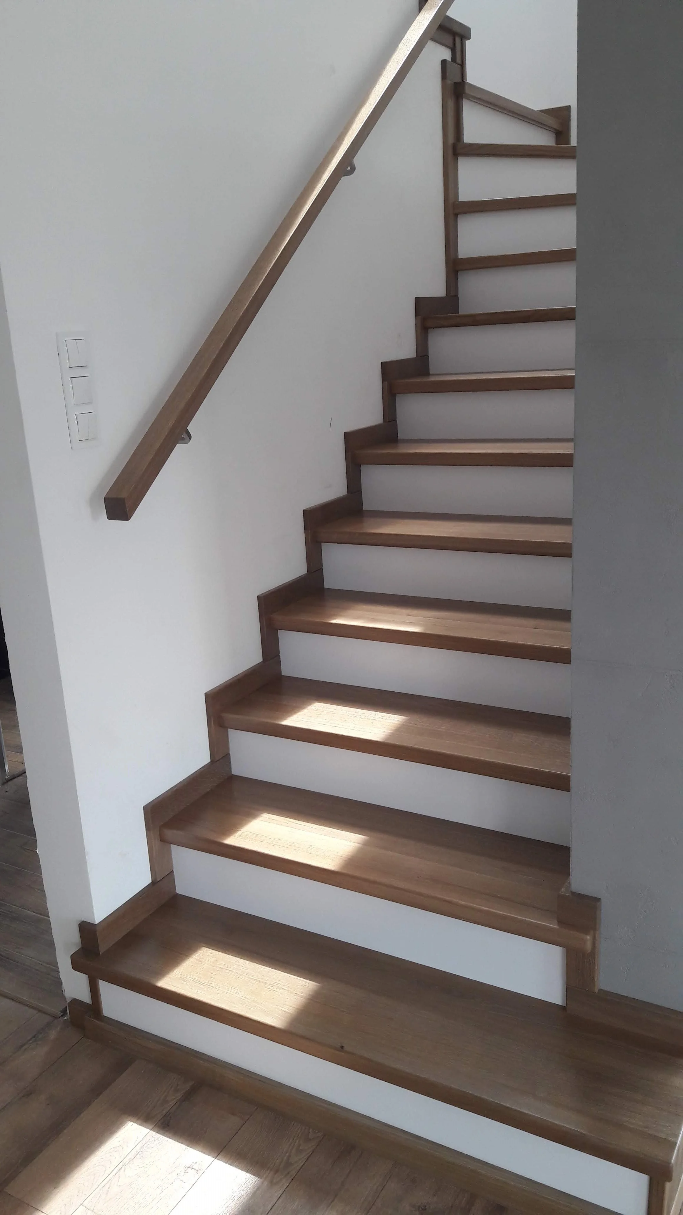 Balustrada drewniana z elementami stali nierdzewnej, detal