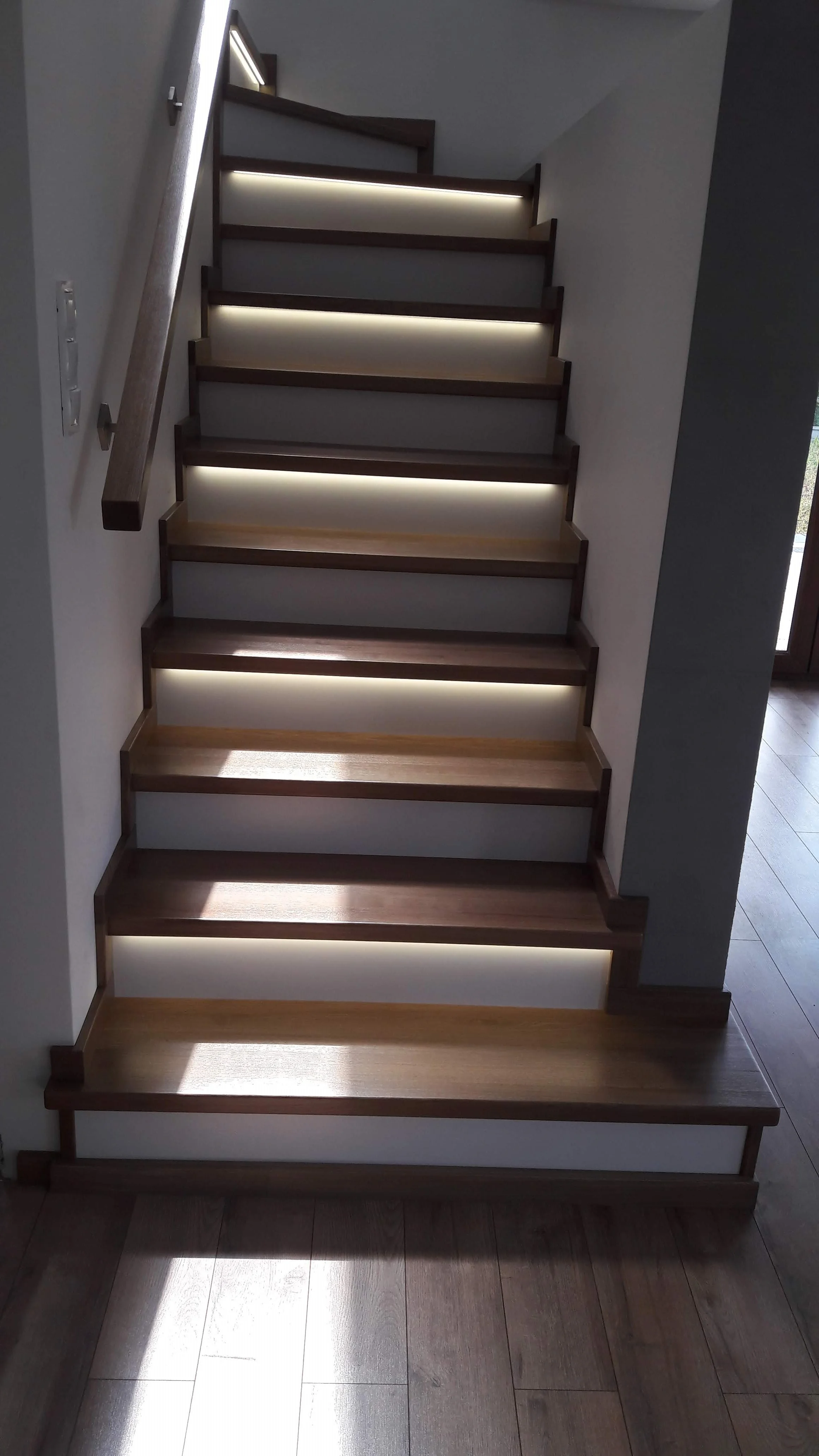 Widok schodów zabiegowych U, połączenie drewna, bieli i stali