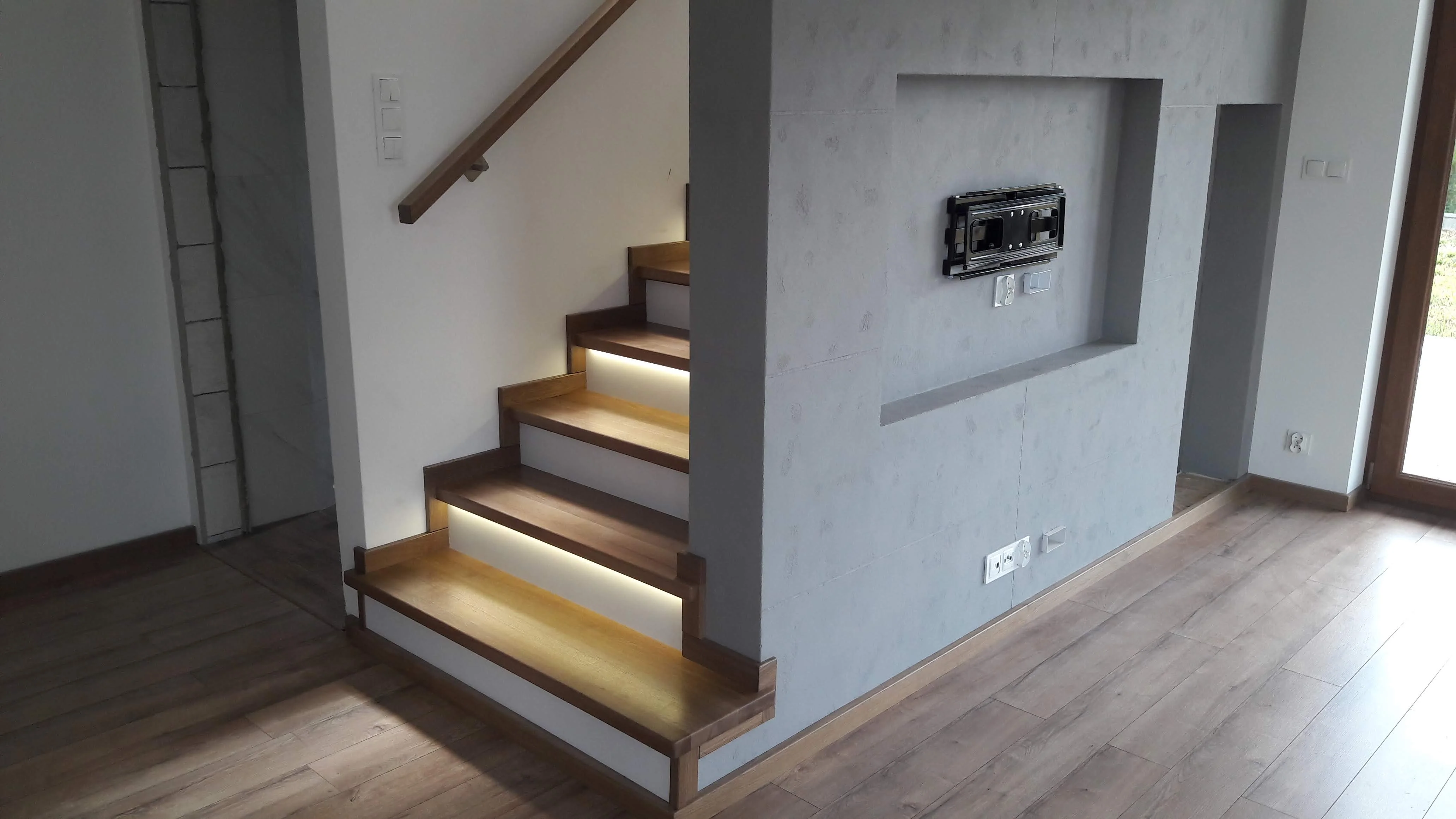 Stopnie dębowe w naturalnym kolorze z białymi podstopnicami