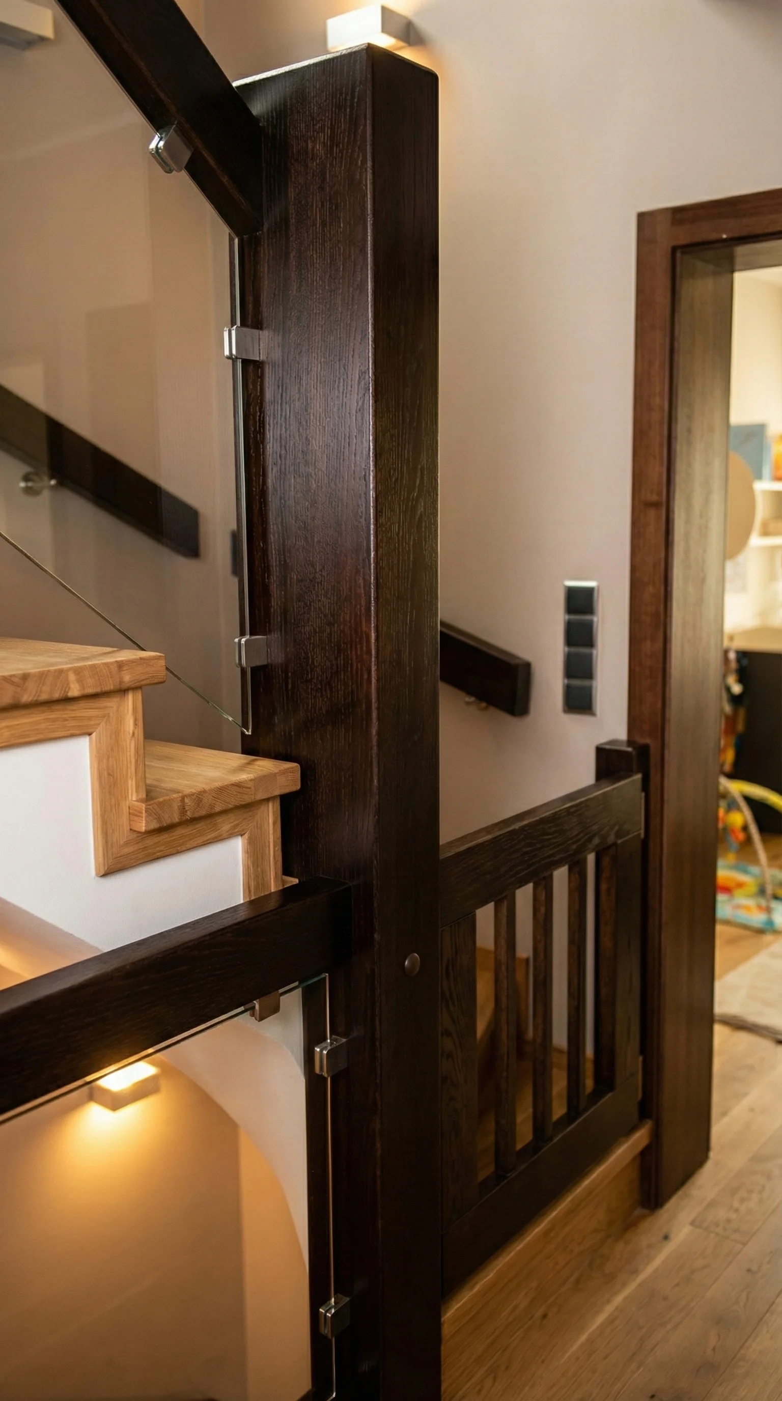 Detal balustrady drewnianej z wypełnieniem szklanym