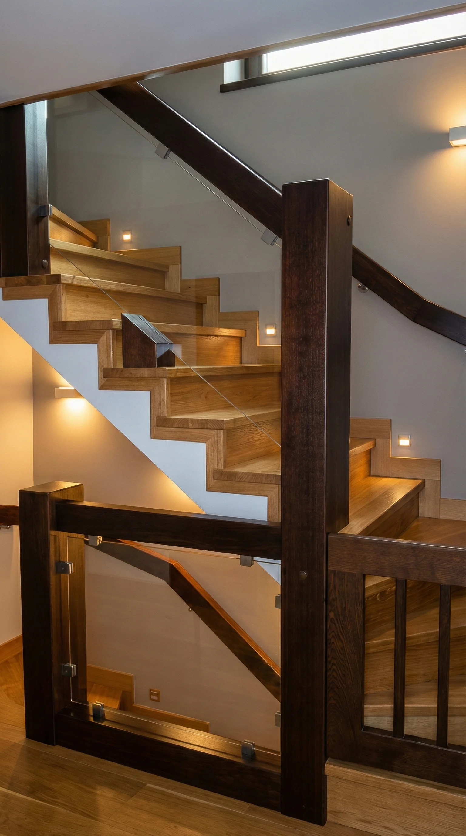 Schody dębowe zabiegowe U Gdańsk, połączenie dębu i wenge