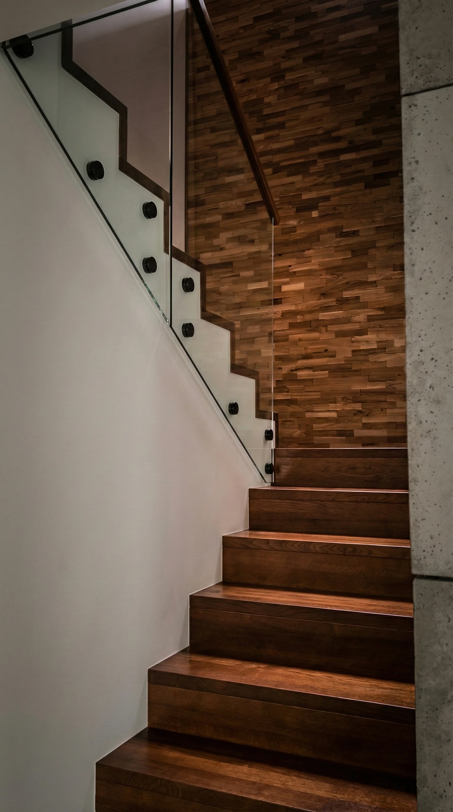 Nowoczesne wnętrze w Gdyni ze schodami orzechowymi