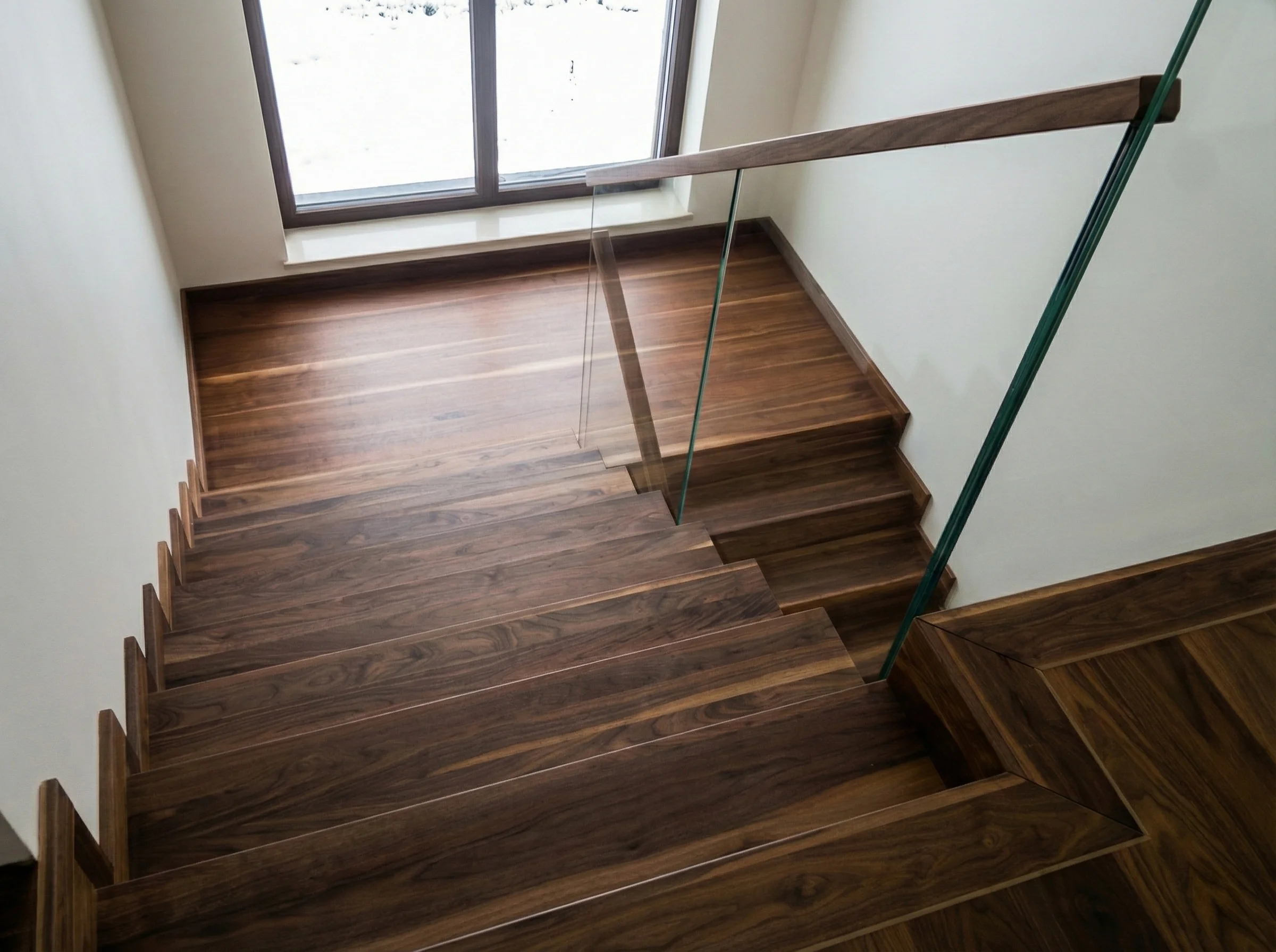 Precyzyjne wykończenie stopni przy ścianie, listwy maskujące