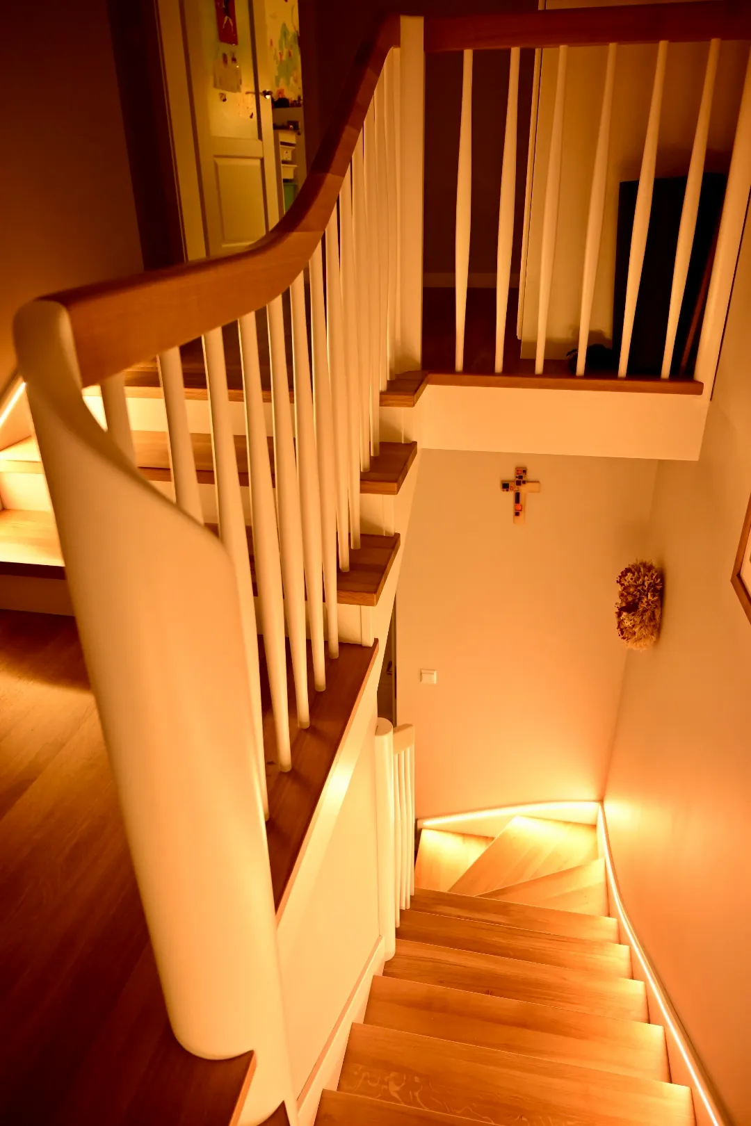 Detal drewnianej balustrady toczonej i stopni dębowych