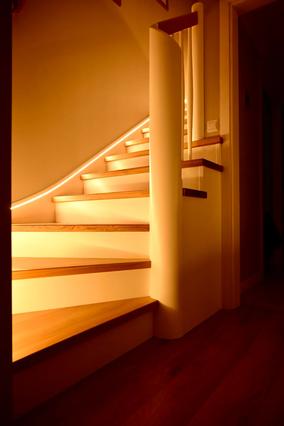 Schody dębowe zabiegowe typ U na beton Łęgowo, widok ogólny z dołu